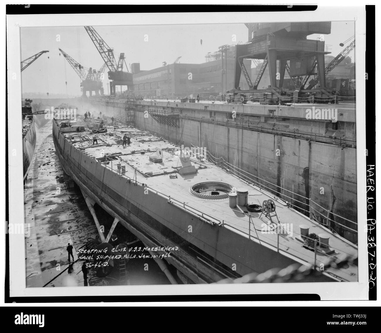 Le déchirage C1-12 U.S.S. Gabés. Chantier naval de Philadelphie. 10 janvier, 1946. Photographie originale dans la collection des Archives nationales, des documents de la région du centre du littoral, centre de Philadelphie. - Naval Base Philadelphia-Philadelphia Naval Shipyard, Dry Dock n°4, rue Large au sud de l'Avenue du Gouvernement, Philadelphie, comté de Philadelphie, PA Banque D'Images Le déchirage C1-12 U.S.S. Gabés. Chantier naval de Philadelphie. 10 janvier, 1946. Photographie originale dans la collection des Archives nationales, des documents de la région du centre du littoral, centre de Philadelphie. - Naval Base Philadelphia-Philadelphia Naval Shipyard, Dry Dock n°4, rue Large au sud de l'Avenue du Gouvernement, Philadelphie, comté de Philadelphie, PA Banque D'Images