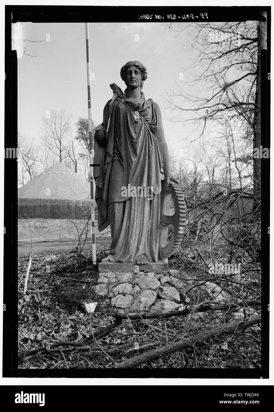 Sculpture, Silva, avec l'échelle - Parc National Seminary, borné par Capitol Beltway (I-495), Linden Lane, poêle à bois Avenue, et Smith Drive, Silver Spring, dans le comté de Montgomery, MD ; U.S. Département de l'armée ; Ray, Arthur ; Cassedy, John Irving, Ament, James ; E ; Davis, Roy Tasco ; Holman, Emily Elizabeth ; Schneider, Thomas Franklin ; Rosenthal, James, l'équipe de terrain ; Prix, Virginie B, émetteur ; Ott, Cynthia, historien ; Boucher, Jack E, photographe ; Lavoie, Catherine C, gérant de projet, prix, Virginie B, émetteur ; Prix, Virginie B, émetteur Banque D'Images