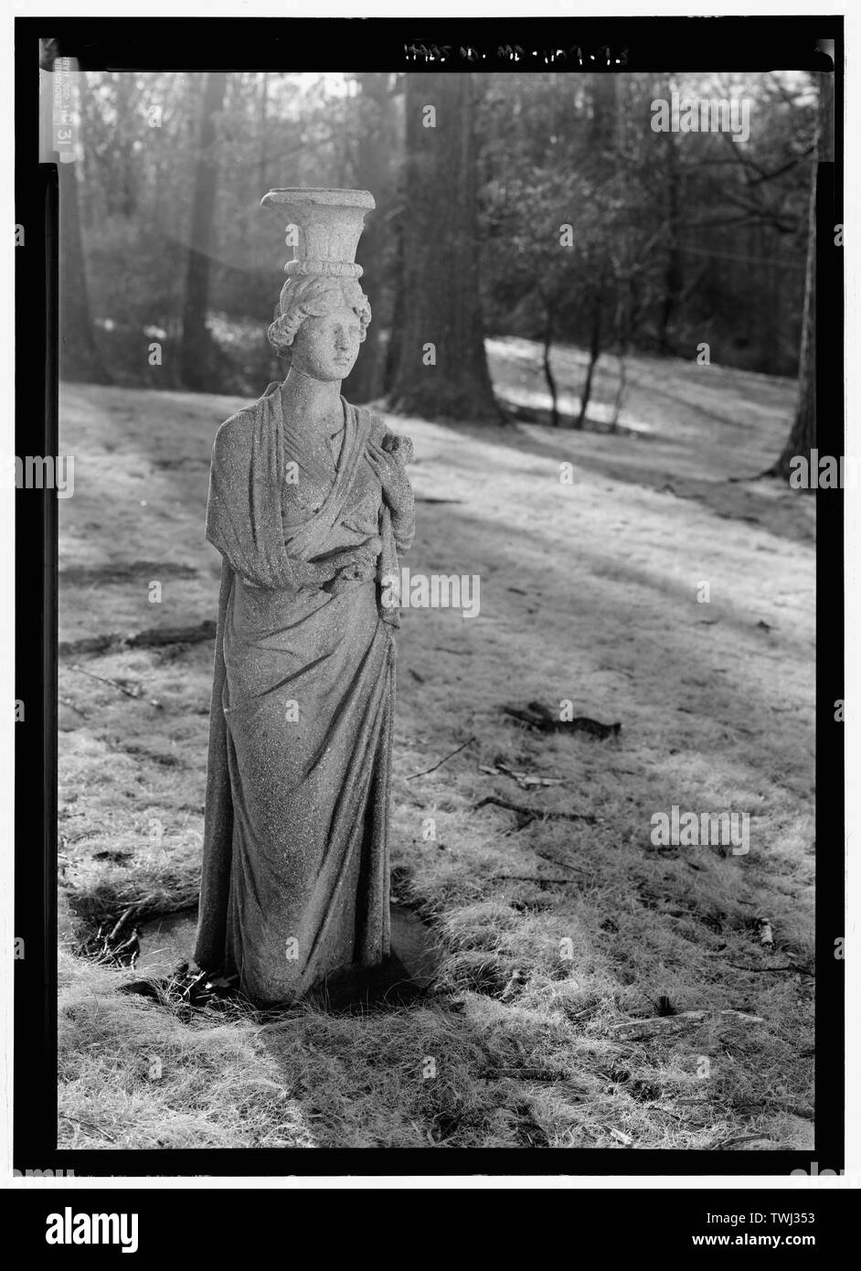 Sculpture, fermer la vue d'une statue d'une jeune fille - Parc National Seminary, borné par Capitol Beltway (I-495), Linden Lane, poêle à bois Avenue, et Smith Drive, Silver Spring, dans le comté de Montgomery, MD ; U.S. Département de l'armée ; Ray, Arthur ; Cassedy, John Irving, Ament, James ; E ; Davis, Roy Tasco ; Holman, Emily Elizabeth ; Schneider, Thomas Franklin ; Rosenthal, James, l'équipe de terrain ; Prix, Virginie B, émetteur ; Ott, Cynthia, historien ; Boucher, Jack E, photographe ; Lavoie, Catherine C, gérant de projet, prix, Virginie B, émetteur ; Prix, Virginie B, émetteur Banque D'Images