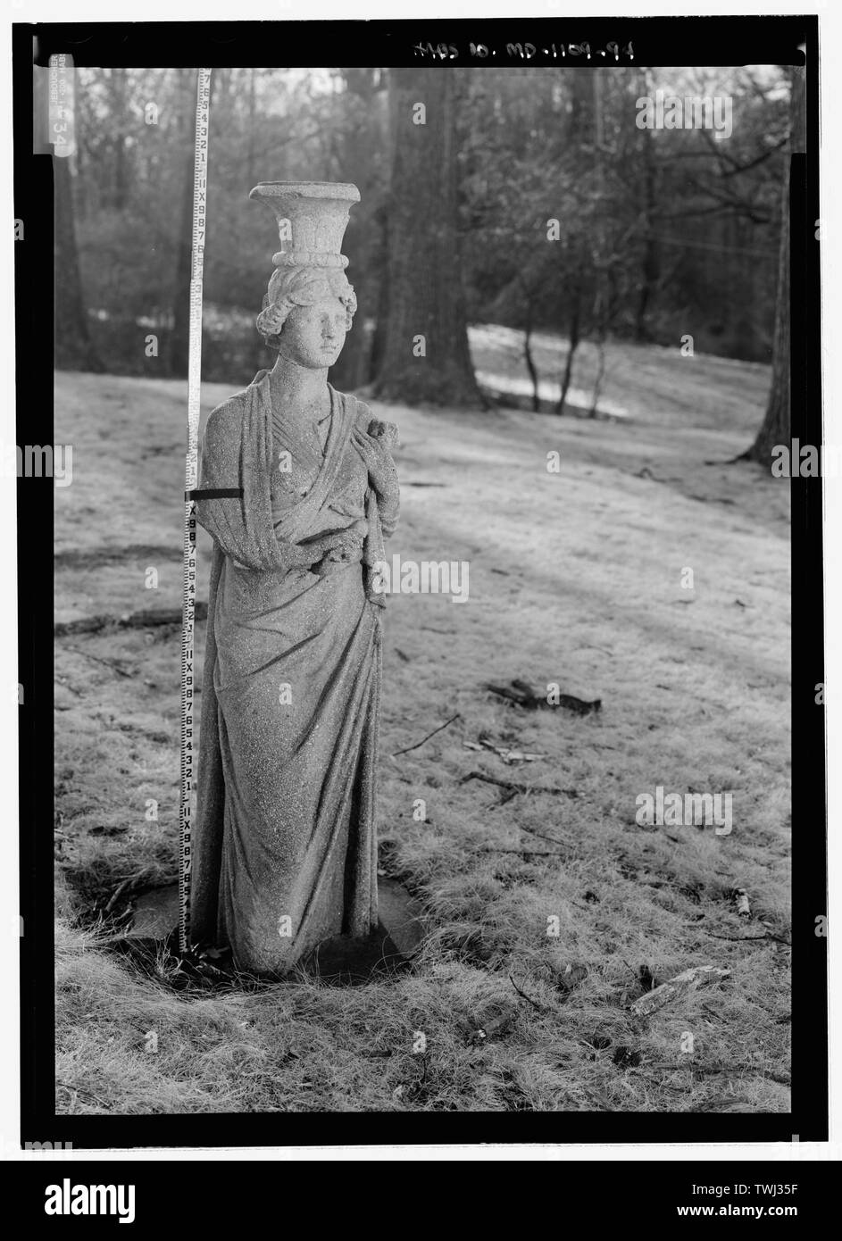 Sculpture, fermer la vue d'une statue d'une jeune fille, avec l'échelle - Parc National Seminary, borné par Capitol Beltway (I-495), Linden Lane, poêle à bois Avenue, et Smith Drive, Silver Spring, dans le comté de Montgomery, MD ; U.S. Département de l'armée ; Ray, Arthur ; Cassedy, John Irving, Ament, James ; E ; Davis, Roy Tasco ; Holman, Emily Elizabeth ; Schneider, Thomas Franklin ; Rosenthal, James, l'équipe de terrain ; Prix, Virginie B, émetteur ; Ott, Cynthia, historien ; Boucher, Jack E, photographe ; Lavoie, Catherine C, gérant de projet, prix, Virginie B, émetteur ; Prix, Virginie B, émetteur Banque D'Images
