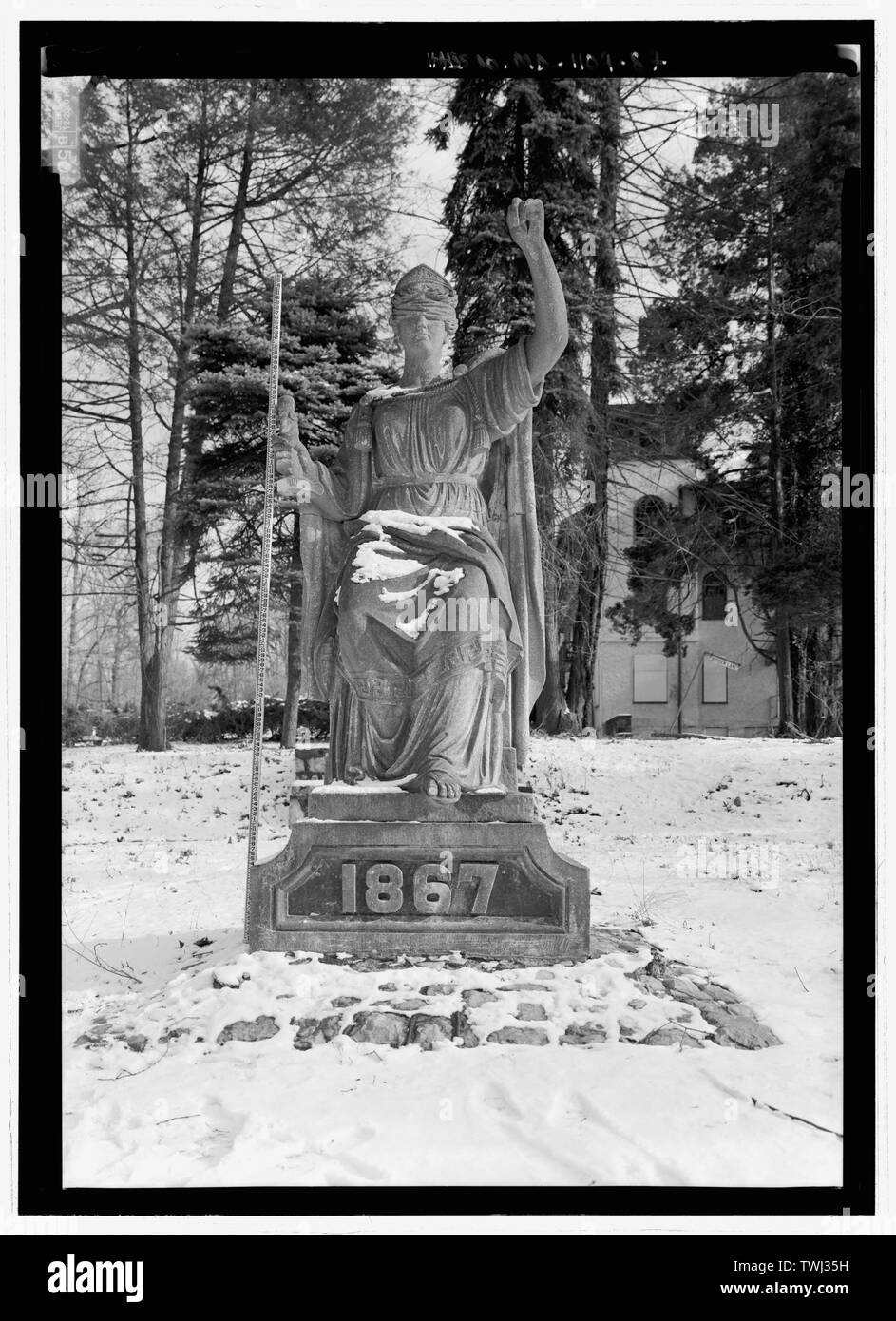 Sculpture, la justice, avec l'échelle - Parc National Seminary, borné par Capitol Beltway (I-495), Linden Lane, poêle à bois Avenue, et Smith Drive, Silver Spring, dans le comté de Montgomery, MD ; U.S. Département de l'armée ; Ray, Arthur ; Cassedy, John Irving, Ament, James ; E ; Davis, Roy Tasco ; Holman, Emily Elizabeth ; Schneider, Thomas Franklin ; Rosenthal, James, l'équipe de terrain ; Prix, Virginie B, émetteur ; Ott, Cynthia, historien ; Boucher, Jack E, photographe ; Lavoie, Catherine C, gérant de projet, prix, Virginie B, émetteur ; Prix, Virginie B, émetteur Banque D'Images