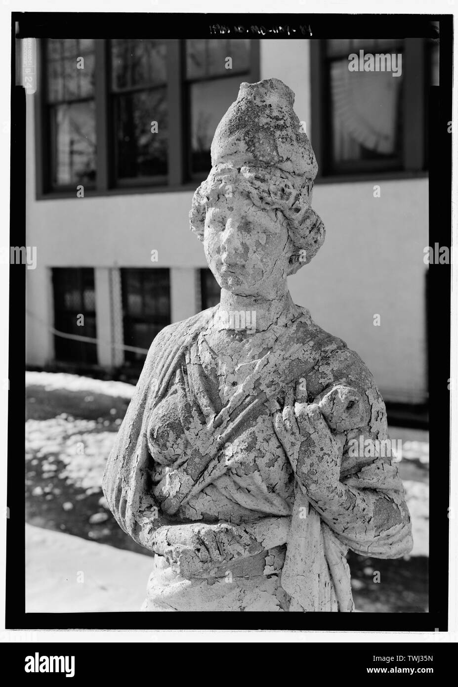 Sculpture, fermer la vue d'une statue d'une jeune fille - Parc National Seminary, borné par Capitol Beltway (I-495), Linden Lane, poêle à bois Avenue, et Smith Drive, Silver Spring, dans le comté de Montgomery, MD ; U.S. Département de l'armée ; Ray, Arthur ; Cassedy, John Irving, Ament, James ; E ; Davis, Roy Tasco ; Holman, Emily Elizabeth ; Schneider, Thomas Franklin ; Rosenthal, James, l'équipe de terrain ; Prix, Virginie B, émetteur ; Ott, Cynthia, historien ; Boucher, Jack E, photographe ; Lavoie, Catherine C, gérant de projet, prix, Virginie B, émetteur ; Prix, Virginie B, émetteur Banque D'Images