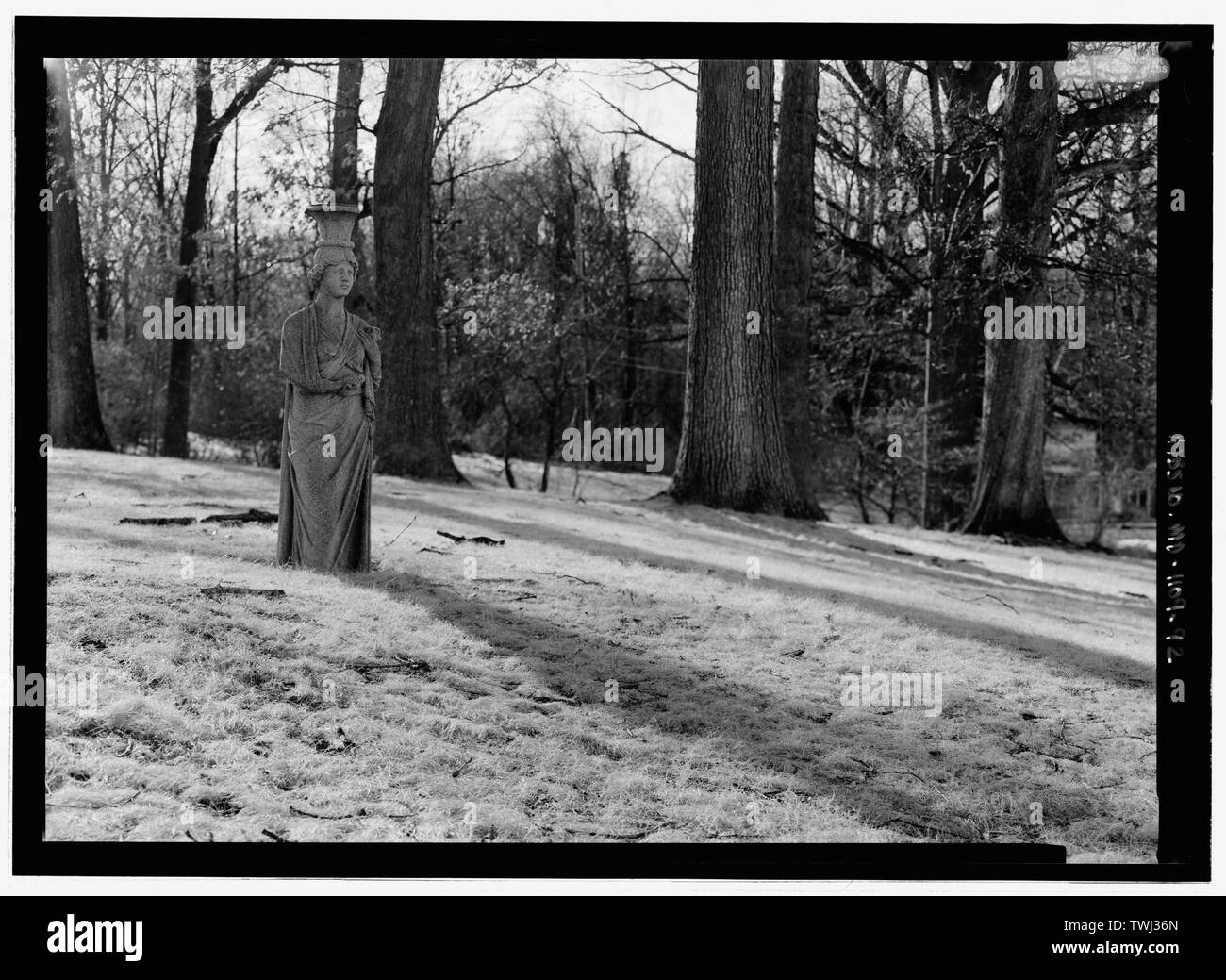La sculpture, à la vue de l'est à une statue d'une jeune fille - Parc National Seminary, borné par Capitol Beltway (I-495), Linden Lane, poêle à bois Avenue, et Smith Drive, Silver Spring, dans le comté de Montgomery, MD ; U.S. Département de l'armée ; Ray, Arthur ; Cassedy, John Irving, Ament, James ; E ; Davis, Roy Tasco ; Holman, Emily Elizabeth ; Schneider, Thomas Franklin ; Rosenthal, James, l'équipe de terrain ; Prix, Virginie B, émetteur ; Ott, Cynthia, historien ; Boucher, Jack E, photographe ; Lavoie, Catherine C, gérant de projet, prix, Virginie B, émetteur ; Prix, Virginie B, émetteur Banque D'Images