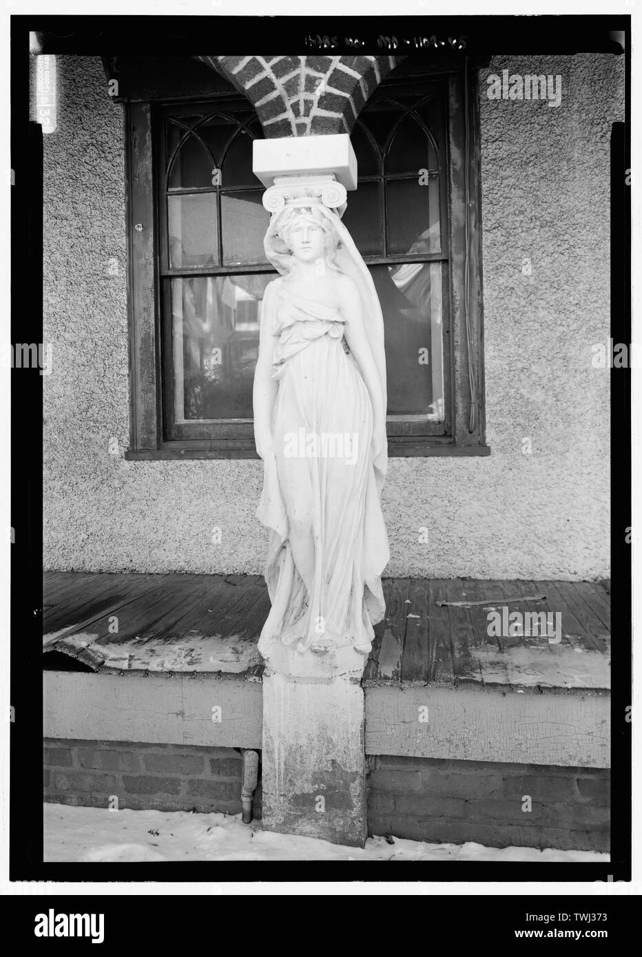 Sculpture, vue sur l'une des Caryatides sur le porche de Maidens - Parc National Seminary, borné par Capitol Beltway (I-495), Linden Lane, poêle à bois Avenue, et Smith Drive, Silver Spring, dans le comté de Montgomery, MD ; U.S. Département de l'armée ; Ray, Arthur ; Cassedy, John Irving, Ament, James ; E ; Davis, Roy Tasco ; Holman, Emily Elizabeth ; Schneider, Thomas Franklin ; Rosenthal, James, l'équipe de terrain ; Prix, Virginie B, émetteur ; Ott, Cynthia, historien ; Boucher, Jack E, photographe ; Lavoie, Catherine C, gérant de projet, prix, Virginie B, émetteur ; Prix, Virginie B, émetteur Banque D'Images