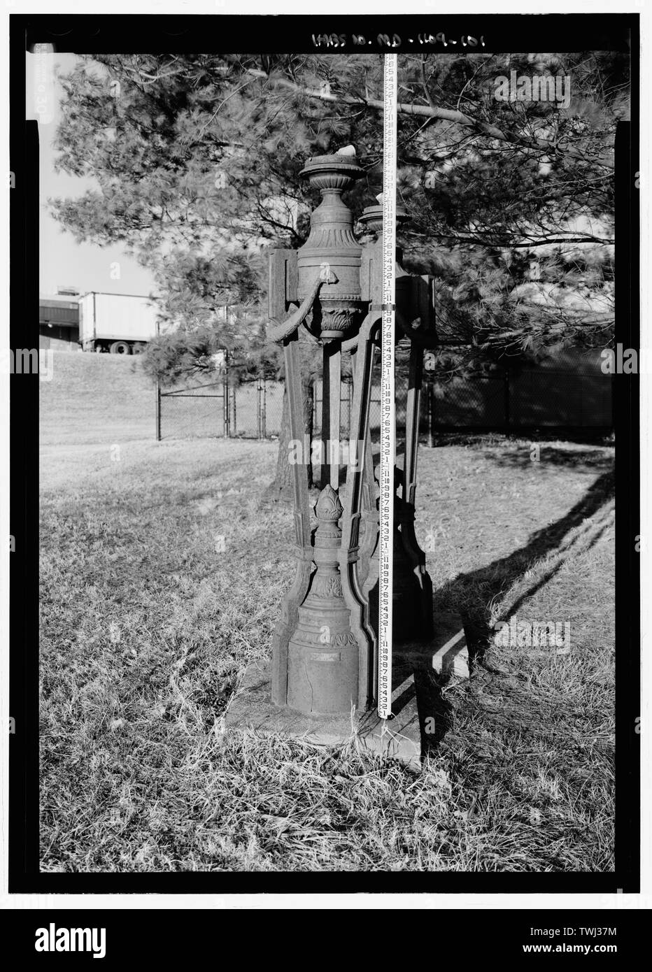 La sculpture, l'affichage détaillé de lampes en fer, avec l'échelle (note- 'J.L. Mott, ferronnerie, NY stamp sur la base) - Parc National Seminary, borné par Capitol Beltway (I-495), Linden Lane, poêle à bois Avenue, et Smith Drive, Silver Spring, dans le comté de Montgomery, MD ; U.S. Département de l'armée ; Ray, Arthur ; Cassedy, John Irving, Ament, James ; E ; Davis, Roy Tasco ; Holman, Emily Elizabeth ; Schneider, Thomas Franklin ; Rosenthal, James, l'équipe de terrain ; Prix, Virginie B, émetteur ; Ott, Cynthia, historien ; Boucher, Jack E, photographe ; Lavoie, Catherine C, gérant de projet, prix, Virginie B, prix de l'émetteur ; Banque D'Images