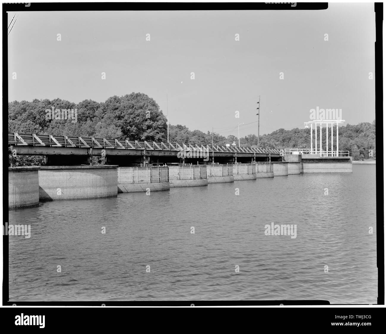 Le barrage du lac de sécession- vannes de prise sur le dessus d'un barrage à l'ouest - Abbeville Centrale hydroélectrique, la State Highway 284 et de la route de comté 72, Rocky River (historique), Abbeville County, SC Abbeville à eau et d'entreprise de l'usine ; Pennell, James Roy ; Blanc, W H ; Abbeville Power Company Incorporated ; D.M. Rickenbacker Construction Company ; Townsend, C P ; Wideman et Singleton ; Britton, John B ; S. Morgan Smith Company ; Woodward Governor Company ; Bethlehem Steel Company ; Westinghouse Corporation ; Bush Sulzer Brothers Company ; Mark Brothers ; Cary, Brian, émetteur Banque D'Images