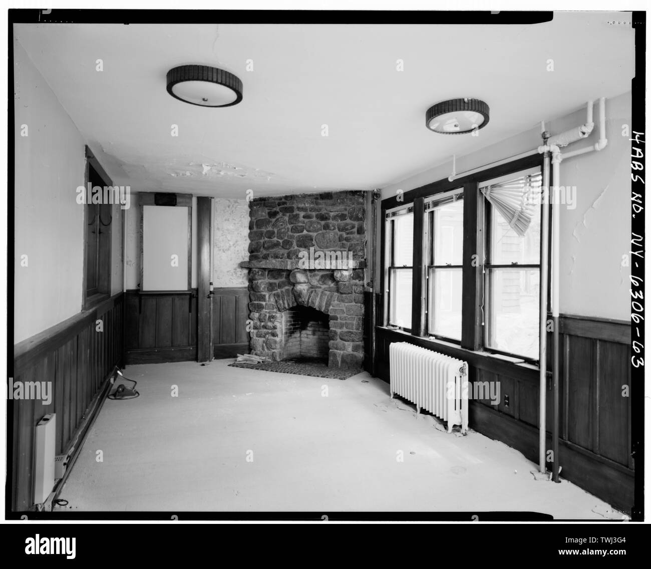 Deuxième étage, forêt Hall, coin sud-ouest, chambre, à l'est au sud et à l'est windows cheminée. - Lake Placid Club, aile de la forêt, côté est de Mirror Lake Drive, au nord de la State Route 86 et Main, North Elba, Essex County, NY Banque D'Images