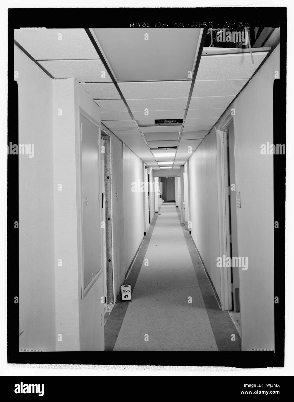 Deuxième étage couloir, à l'est de près de West stairway no 1 - Mars Air Force Base, Strategic Air Command, le Centre des opérations de combat, 5220 Riverside Drive, Moreno Valley, dans le Comté de Riverside, CA Banque D'Images