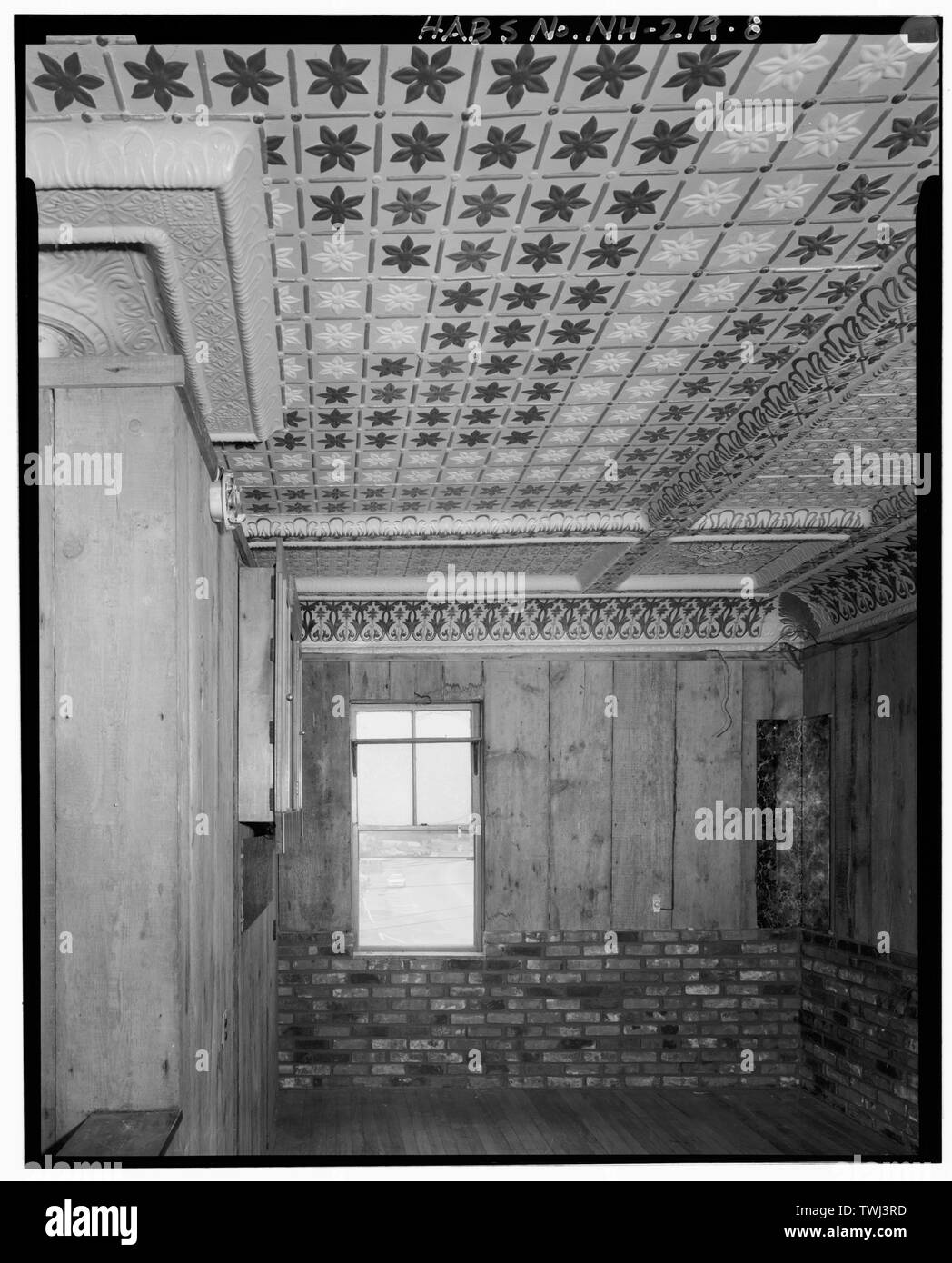 Deuxième étage appartement richement peint avant montrant en métal au plafond, ainsi que les partitions et les traitements modernes de la paroi. Voir à la nord. - Franklin Grocery Company Building, 1, Rue Principale Sud, Franklin, Merrimack Comté, NH Banque D'Images