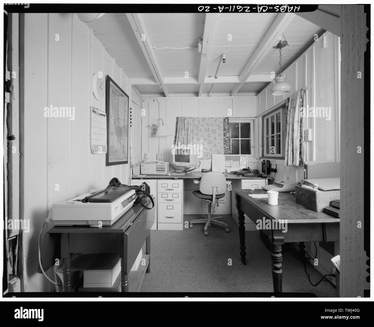 Deuxième étage l'espace de bureau du haut des escaliers, vue vers l'ouest. Stick à l'échelle visible à gauche du bureau. - Deetjen's Inn Big Sur Big Sur, Bâtiment Inn, Côté Est de la Route 1, Big Sur, Monterey County, CA Banque D'Images