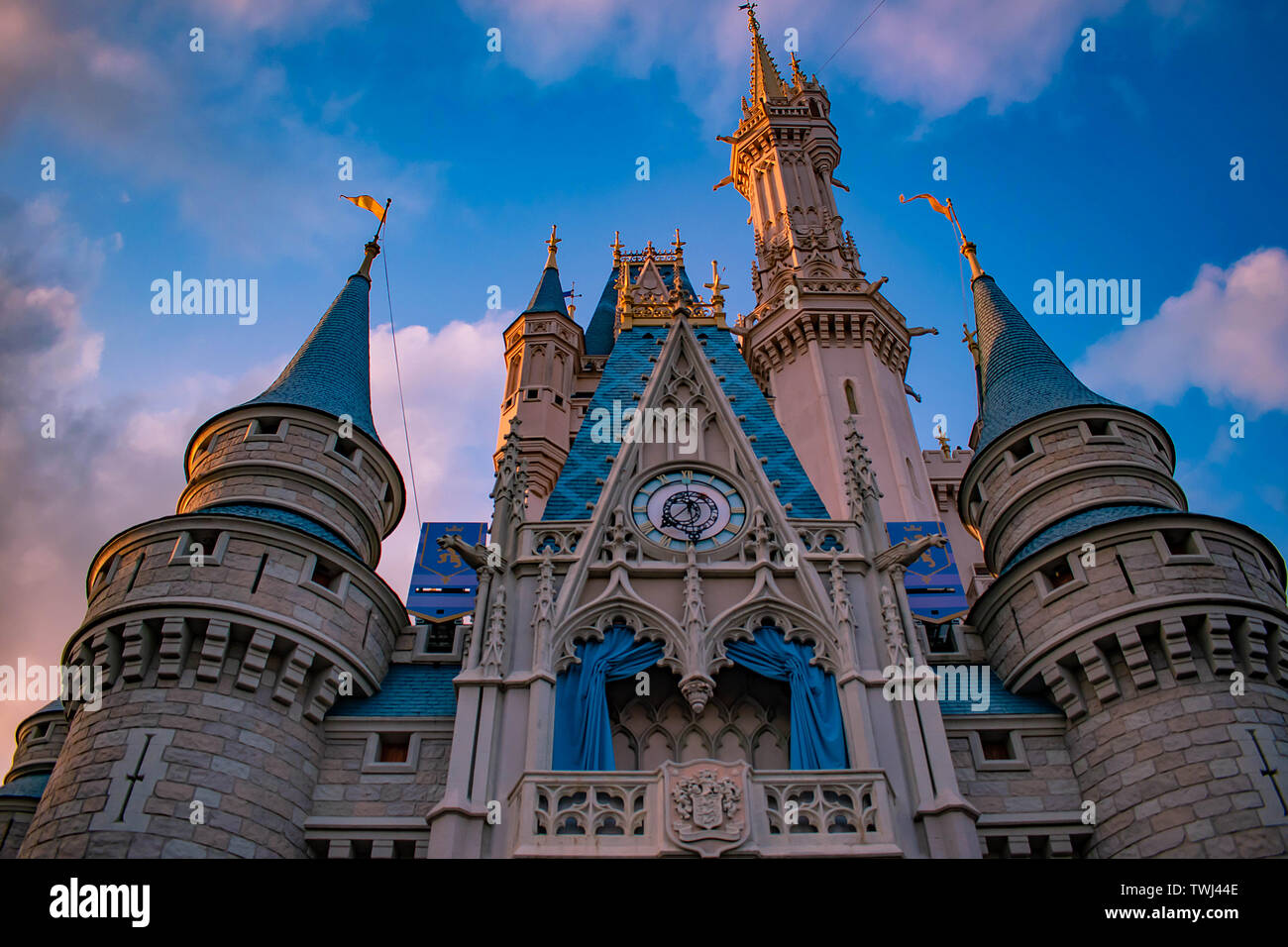 Orlando, Floride. Le 10 mai 2019. Vue de dessus du Château de Cendrillon sur fond coucher dans Magic Kingdom à Walt Disney World . Banque D'Images