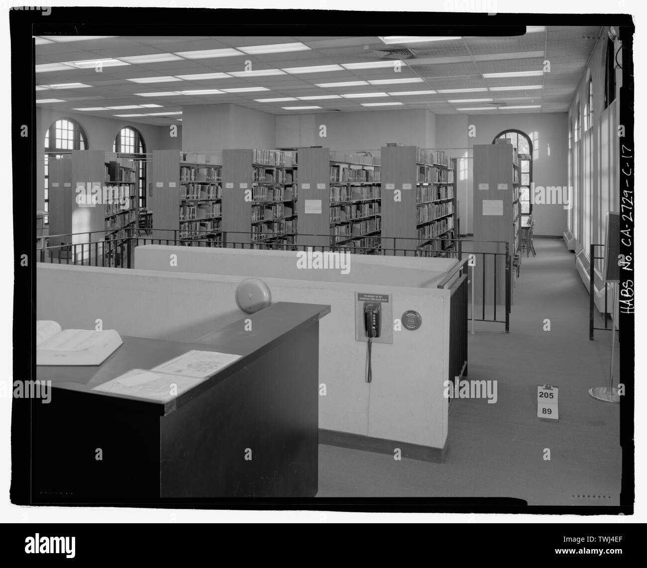 Deuxième étage, à au nord-est de près de l'escalier central. - San Bernardino Valley College, Bibliothèque, 701 South Mount Vernon Avenue, San Bernardino, San Bernardino County, CA Banque D'Images