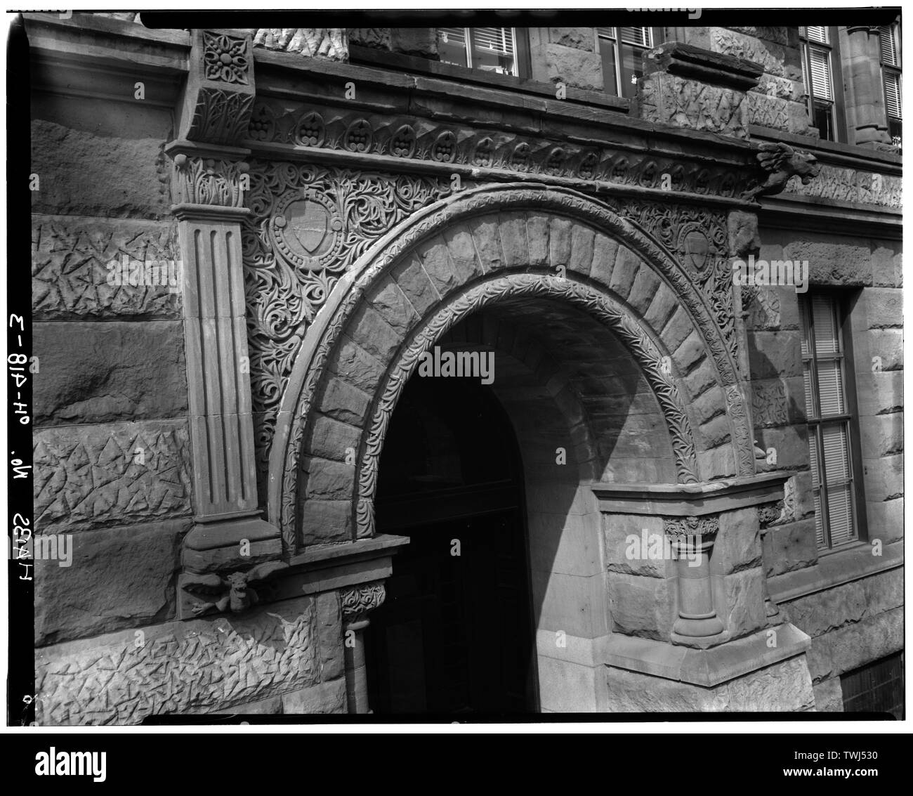 Entrée secondaire sur la façade sud, à au nord-ouest - Hôtel de ville de Cincinnati, 801 rue Prunier, Cincinnati, comté de Hamilton, OH Banque D'Images