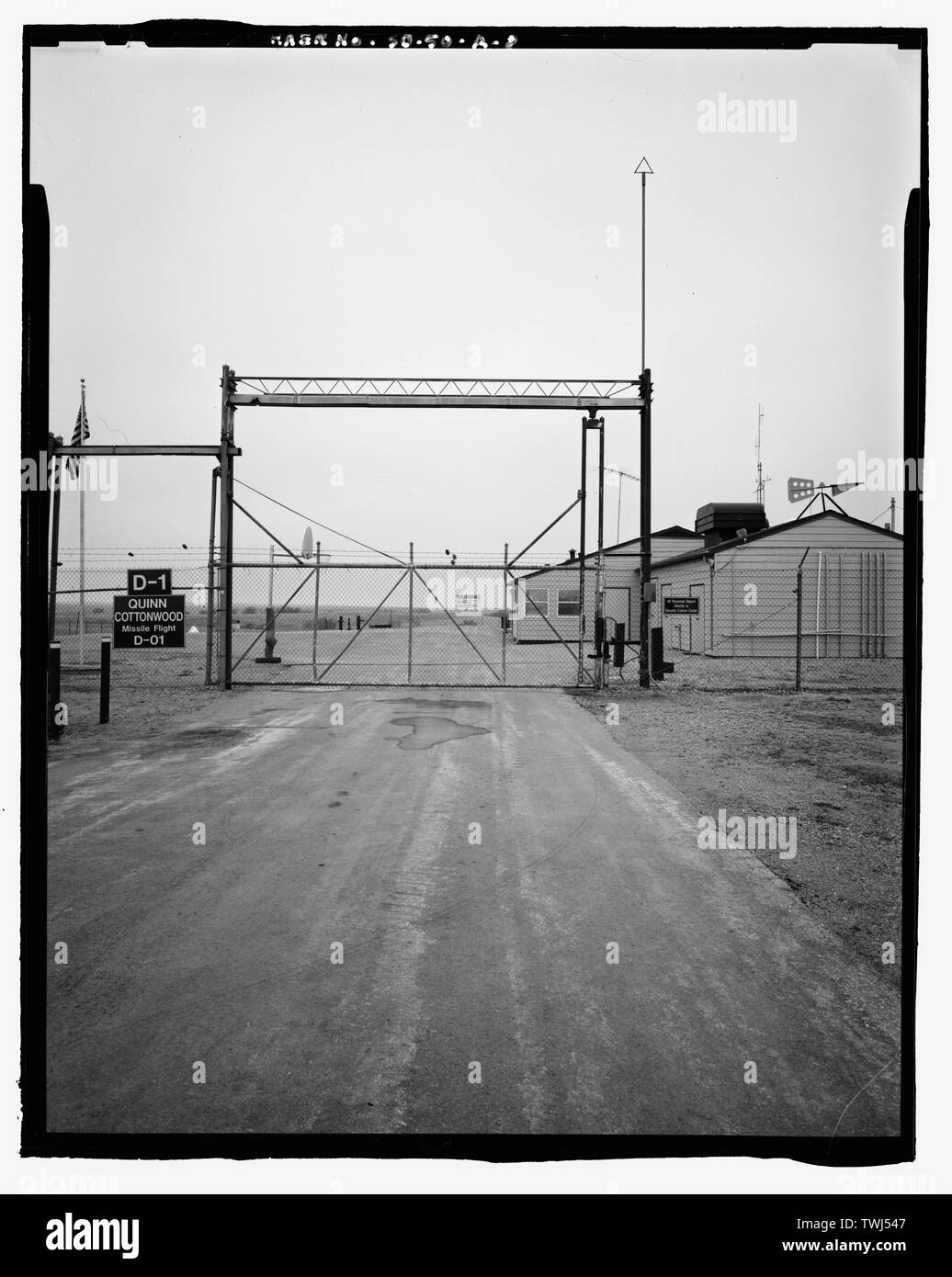 Barrière de sécurité fermé, à l'ouest - Ellsworth Air Force Base, Delta, vol de contrôle de lancement, Route de comté CS23A, au nord de la sortie 127, de l'intérieur, le comté de Jackson, SD ; Hess, Roise, entreprise et entrepreneur, Wegman-French, Lysa, émetteur ; Lyon, Robert, photographe ; Lauber, John F, historien Banque D'Images Barrière de sécurité fermé, à l'ouest - Ellsworth Air Force Base, Delta, vol de contrôle de lancement, Route de comté CS23A, au nord de la sortie 127, de l'intérieur, le comté de Jackson, SD ; Hess, Roise, entreprise et entrepreneur, Wegman-French, Lysa, émetteur ; Lyon, Robert, photographe ; Lauber, John F, historien Banque D'Images