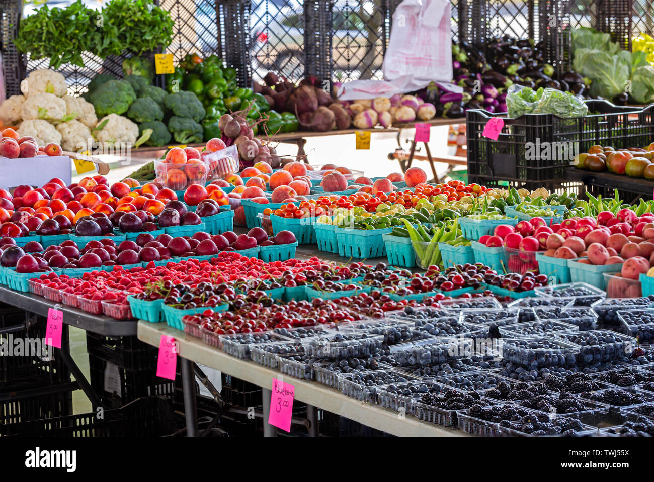 Un superbe écran de fruits et légumes à un marché en plein air locaux Banque D'Images