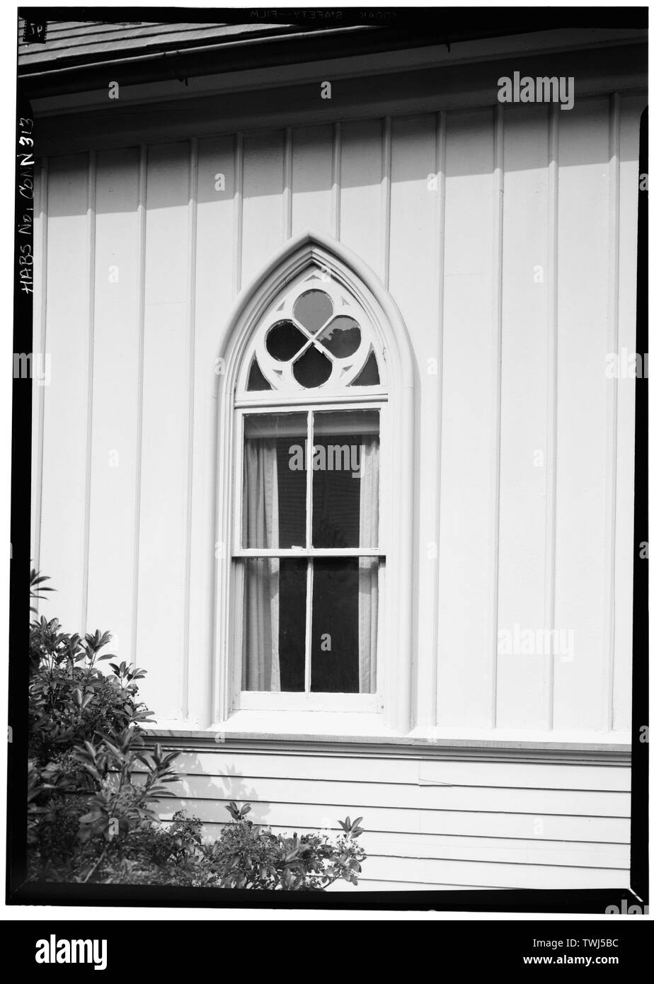 Septembre 1966 Détail fenêtre extérieure - Chapelle de la paroisse de la Trinité (P. E.), 651 Pequot Road, Southport, comté de Fairfield, CT Banque D'Images