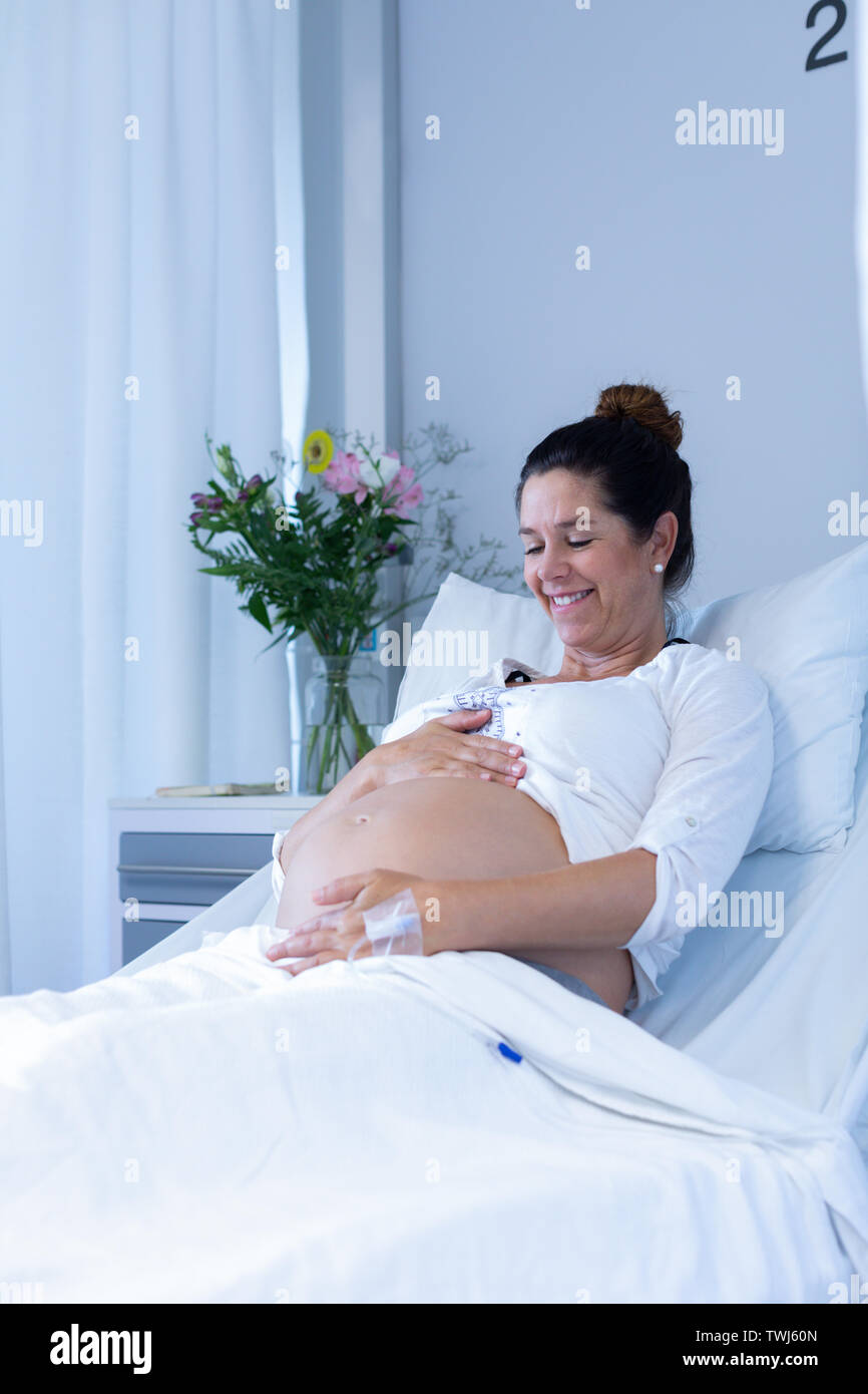 Pregnant woman touching her belly in the ward Banque D'Images