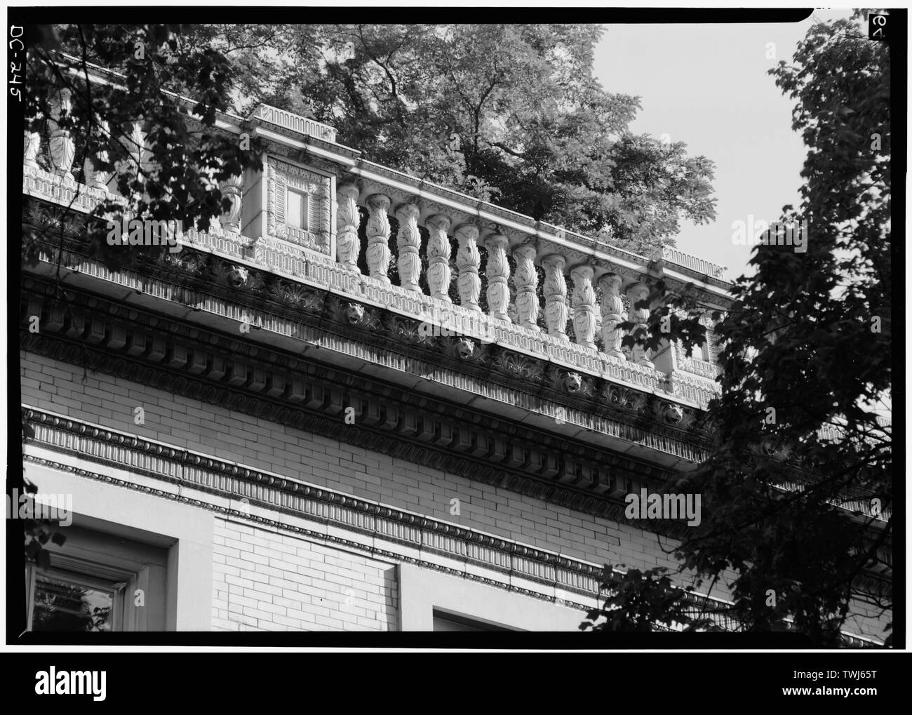 Septembre 1969 DÉTAIL DE CORNICHE ET BALUSTRADE SUR CÔTÉ SUD - Bureau de la Volta, 1537 Trente-cinquième Street Northwest, Washington, District of Columbia, DC Banque D'Images