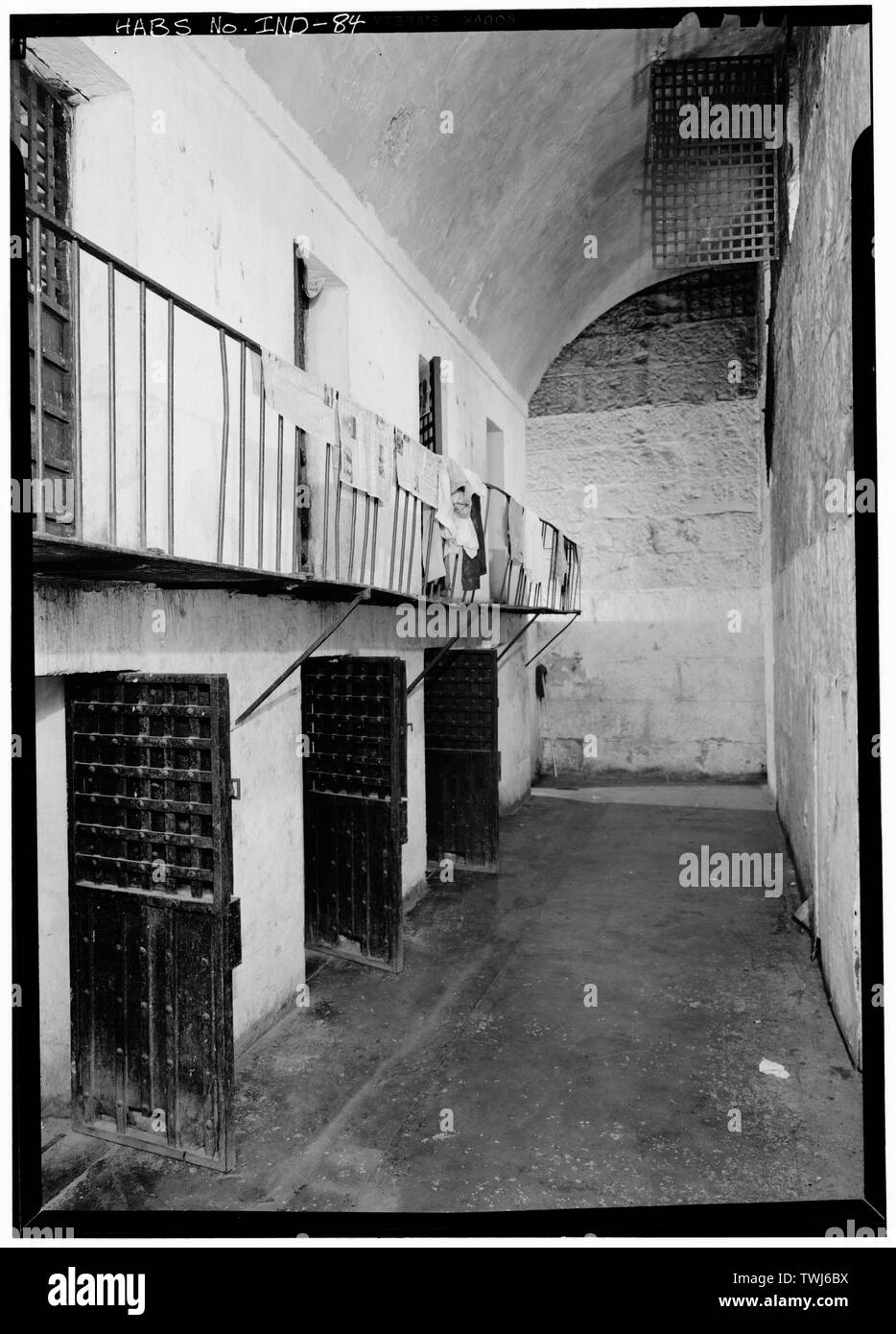 Septembre 1971 Détail montrant l'article DE CELL BLOCK AVEC PASSERELLE DE FER MENANT AU DEUXIÈME NIVEAU - Cellules de prison du comté de Jefferson et Sheriff's Office, Place du Palais de justice, Madison, Comté de Jefferson, dans ; Lee, Monroe W ; Kirk, John ; McKimm, Robert ; Falconer, James ; Farnsworth, Joseph, Honoré, Frances ; Durham, Fleming ; Temperly, Matthew Banque D'Images Septembre 1971 Détail montrant l'article DE CELL BLOCK AVEC PASSERELLE DE FER MENANT AU DEUXIÈME NIVEAU - Cellules de prison du comté de Jefferson et Sheriff's Office, Place du Palais de justice, Madison, Comté de Jefferson, dans ; Lee, Monroe W ; Kirk, John ; McKimm, Robert ; Falconer, James ; Farnsworth, Joseph, Honoré, Frances ; Durham, Fleming ; Temperly, Matthew Banque D'Images