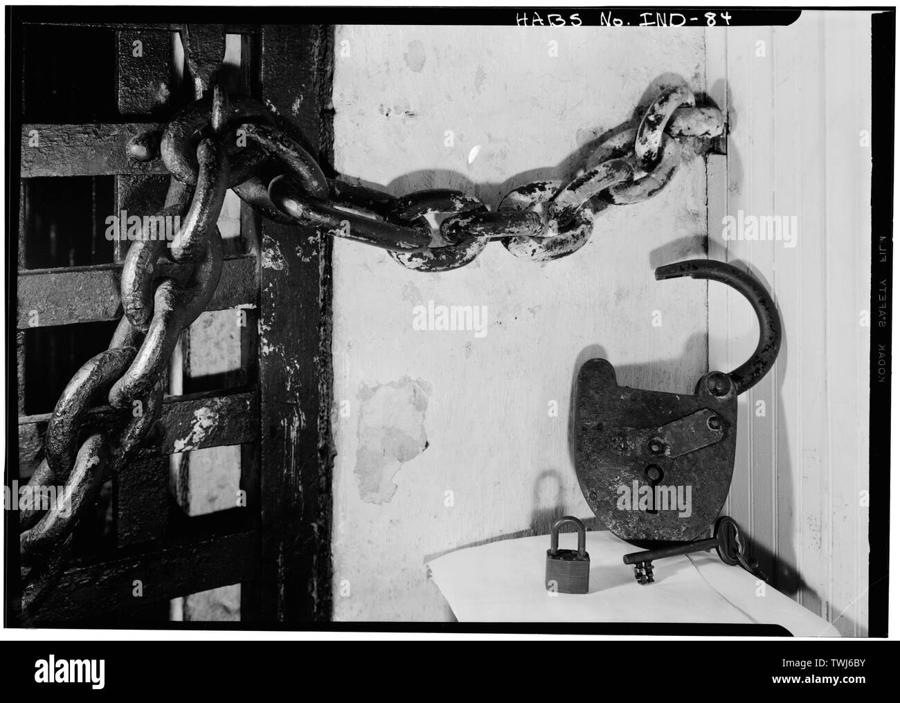 Septembre 1971 Vue de détail de la chaîne et cadenas à clé À RETENIR LA PORTE DU BLOC CELLULAIRE PRINCIPAL, REMARQUE CADENAS MODERNE STANDARD POUR LA COMPARAISON DE TAILLE - Jefferson County Jail et du shérif, Courthouse Square, Madison, Comté de Jefferson, dans ; Lee, Monroe W ; Kirk, John ; McKimm, Robert ; Falconer, James ; Farnsworth, Joseph, Honoré, Frances ; Durham, Fleming ; Temperly, Matthew Banque D'Images Septembre 1971 Vue de détail de la chaîne et cadenas à clé À RETENIR LA PORTE DU BLOC CELLULAIRE PRINCIPAL, REMARQUE CADENAS MODERNE STANDARD POUR LA COMPARAISON DE TAILLE - Jefferson County Jail et du shérif, Courthouse Square, Madison, Comté de Jefferson, dans ; Lee, Monroe W ; Kirk, John ; McKimm, Robert ; Falconer, James ; Farnsworth, Joseph, Honoré, Frances ; Durham, Fleming ; Temperly, Matthew Banque D'Images