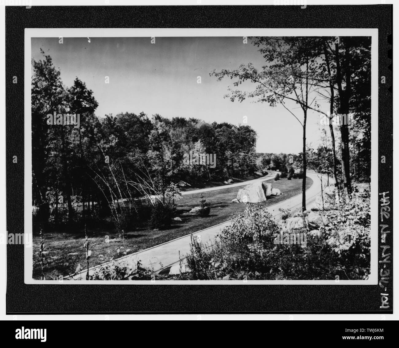 Le 3 septembre, 1952 PROMENADE DE L'ÉCRAN DIVISÉ AVEC DES SEMIS DANS Centre Mall, PUTNAM COUNTY - State Parkway taconique, Poughkeepsie, Dutchess County, NY Banque D'Images