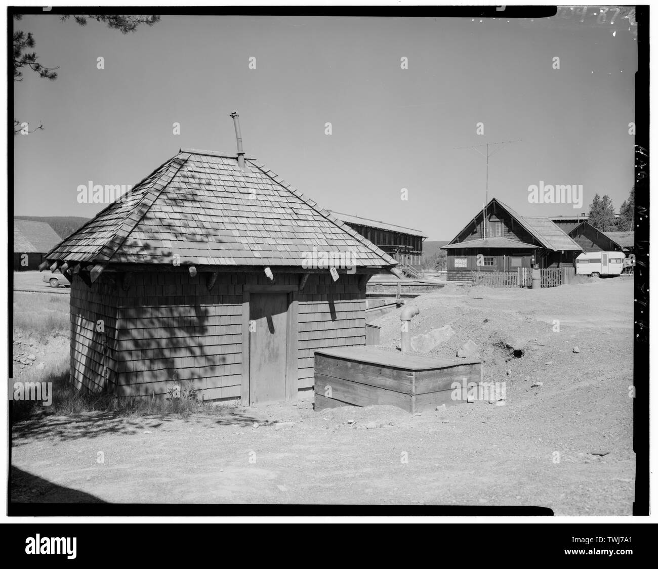 Hangar et atelier d'utilité au sud de l'Inn, vue nord - Old Faithful Inn, 900' au nord-est de Snowlodge et 1050' à l'ouest de Old Faithful Lodge, Lake, comté de Teton, WY, alésoir, Robert C, architecte ; gouvernement des États-Unis, ministère de l'intérieur, propriétaire, Benz, émetteur ; Prix, Virginie B, émetteur ; Christianson, Justine, émetteur Banque D'Images
