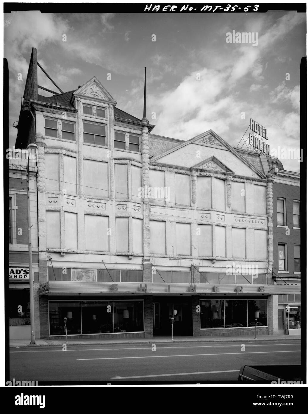 Rose de bois exotique (75) est du parc a été construit en 1892 et abrite un restaurant, deux devantures de magasins et des logements. La façade, de la brique et de la pierre de carrière rugueux, est divisé visuellement par avoir la partie ouest d'étendre une histoire plus élevé que l'Est. Dessins pour le haut des corniches et des pierres sont également différents. La section est a un fronton ; l'ouest de la baie d'un apex. Le premier étage a une plaque de verre moderne-vitrine avec verrière métallique. - Butte du quartier historique, délimité par le cuivre, le mercure, l'Arizona et Continental, rues, Silver Bow Comté de Butte, MT Banque D'Images