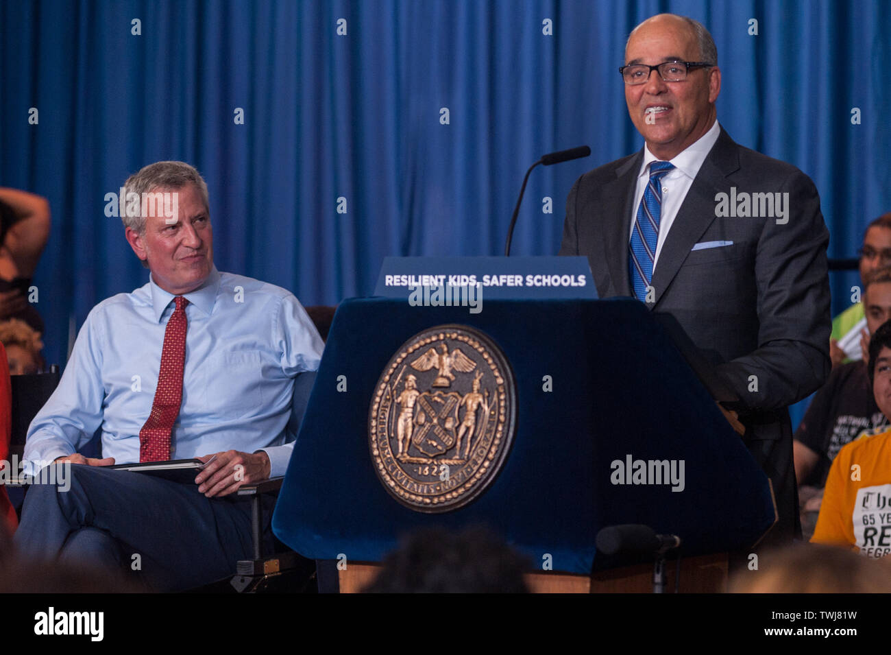 Brooklyn, New York, USA. 20 Juin, 2019. Le Dr Michael R. Cunningham, chancelier de l'Université nationale et le maire de New York Bill De Blasio. - Lors d'une conférence de presse, à explorer dépasser Charter School à Brooklyn, New York, le maire Bill De Blasio, Première Dame Chirlane McCray et écoles Chancelier Richard A. Carranza a annoncé pour la première fois dans l'histoire de la ville de New York que tous les étudiants auront accès à l'apprentissage Social-Emotional (SEL) et de la justice réparatrice (JR) les pratiques et, si nécessaire, une intervention de travailleurs sociaux cliniques. Credit : PACIFIC PRESS/Alamy Live News Banque D'Images