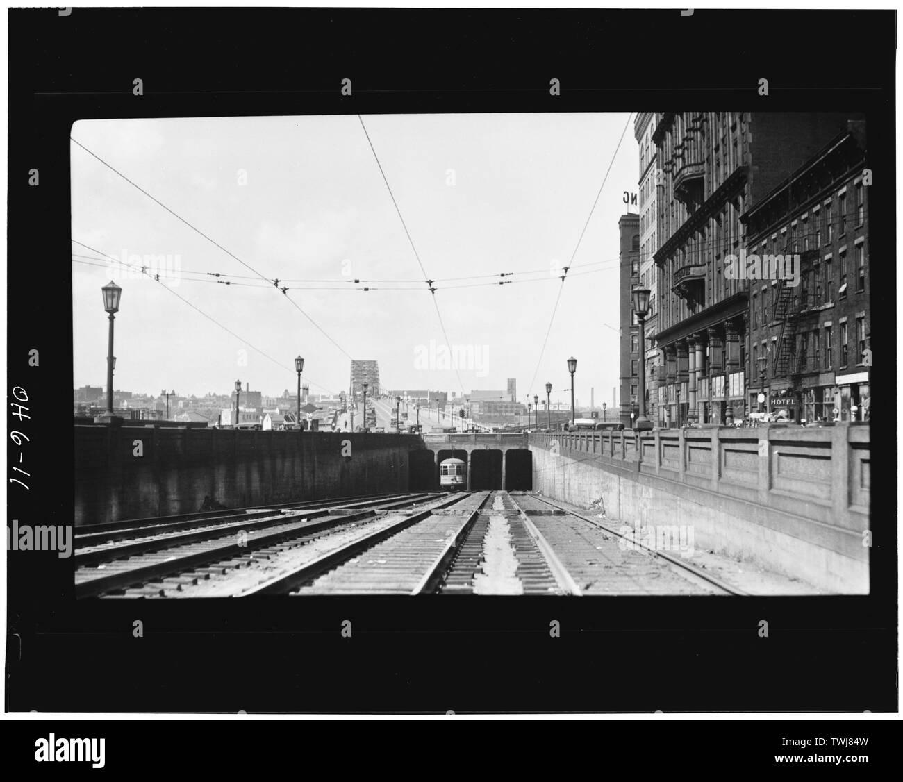 Métro court conduit à l'étage inférieur de l'Detroit-Superior Pont. Voitures de rues entrés dans le métro par le biais de puits à ciel ouvert situé dans le centre de la route. Cette photo non datée montre l'entrée de l'Avenue supérieure. La vue est à l'ouest. Photo avec la permission du Bureau du comté de Cuyahoga Engineer à Cleveland, Ohio. - High Level Bridge Superior Detroit, Cleveland, comté de Cuyahoga, OH Banque D'Images