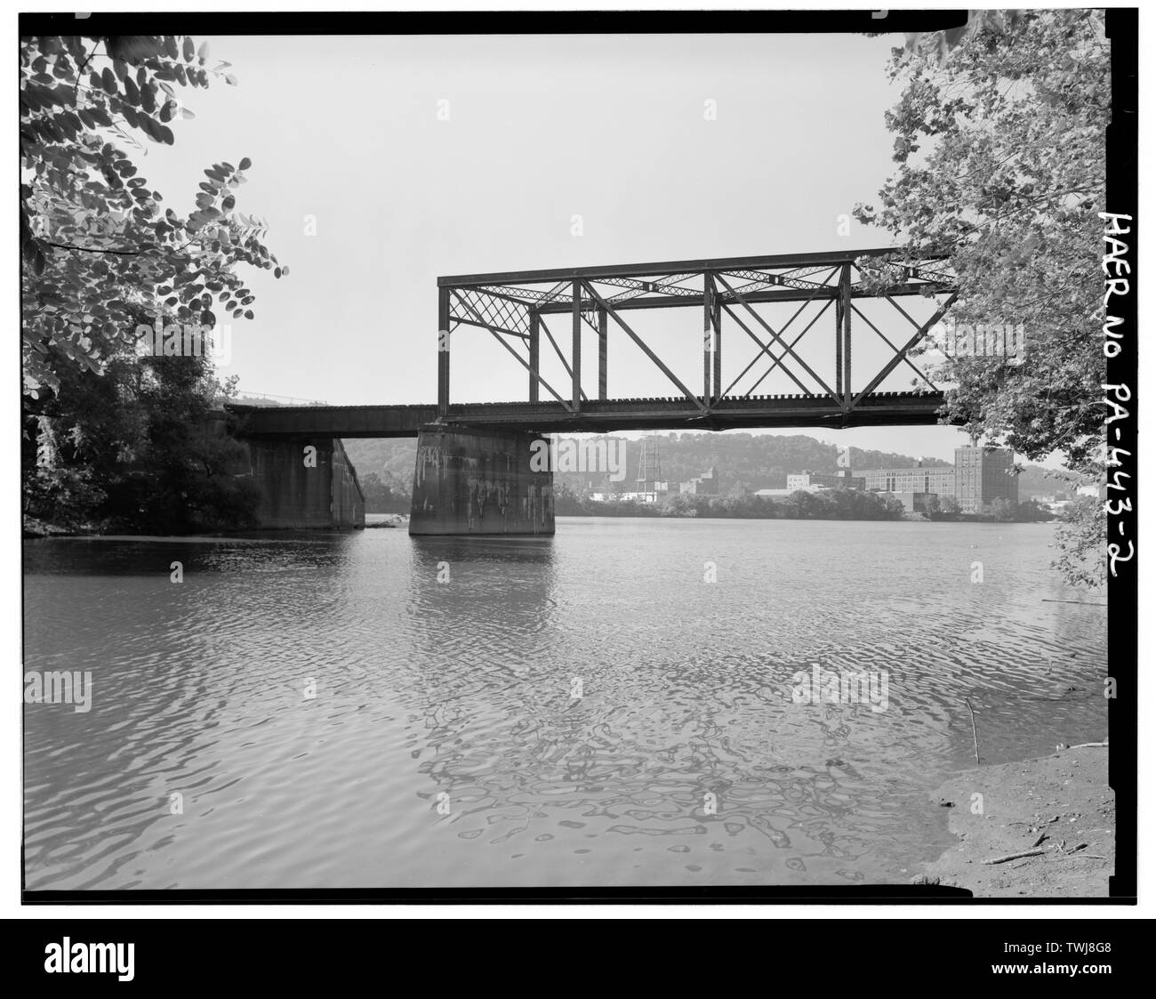 Vue latérale Vue de Cisjordanie au sud-est - ouest Penn Bridge, Pennsylvania Railroad, enjambant la rivière Allegheny, Pittsburgh, Allegheny County, PA ; Western Pennsylvania Railroad, Pennsylvania Railroad ; société ; Pittsburgh Pittsburgh Disposition Bridge Company ; Christine Davis Consultants, constituée, l'entrepreneur ; l'autorité de réaménagement urbain de Pittsburgh, répondant ; Metzger, William M, photographe ; Martin, Charles R, photographe ; Davis, Christine, historien Banque D'Images