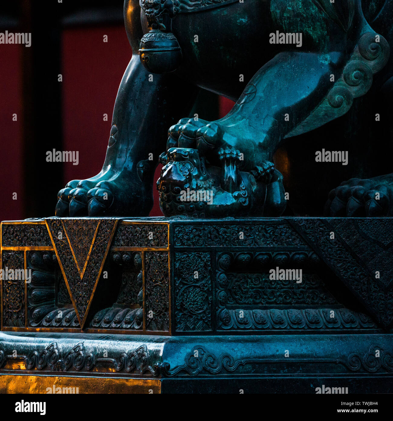 Lion de cuivre contre le soleil couchant Banque D'Images