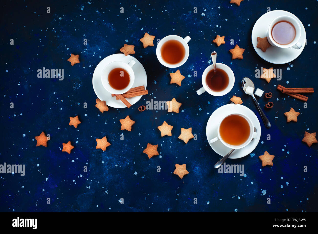 L'heure du thé avec des biscuits en forme d'étoile. Tasses en porcelaine blanche sur un fond de ciel étoilé. L'astronomie et de constellation avec copie espace télévision lay Banque D'Images