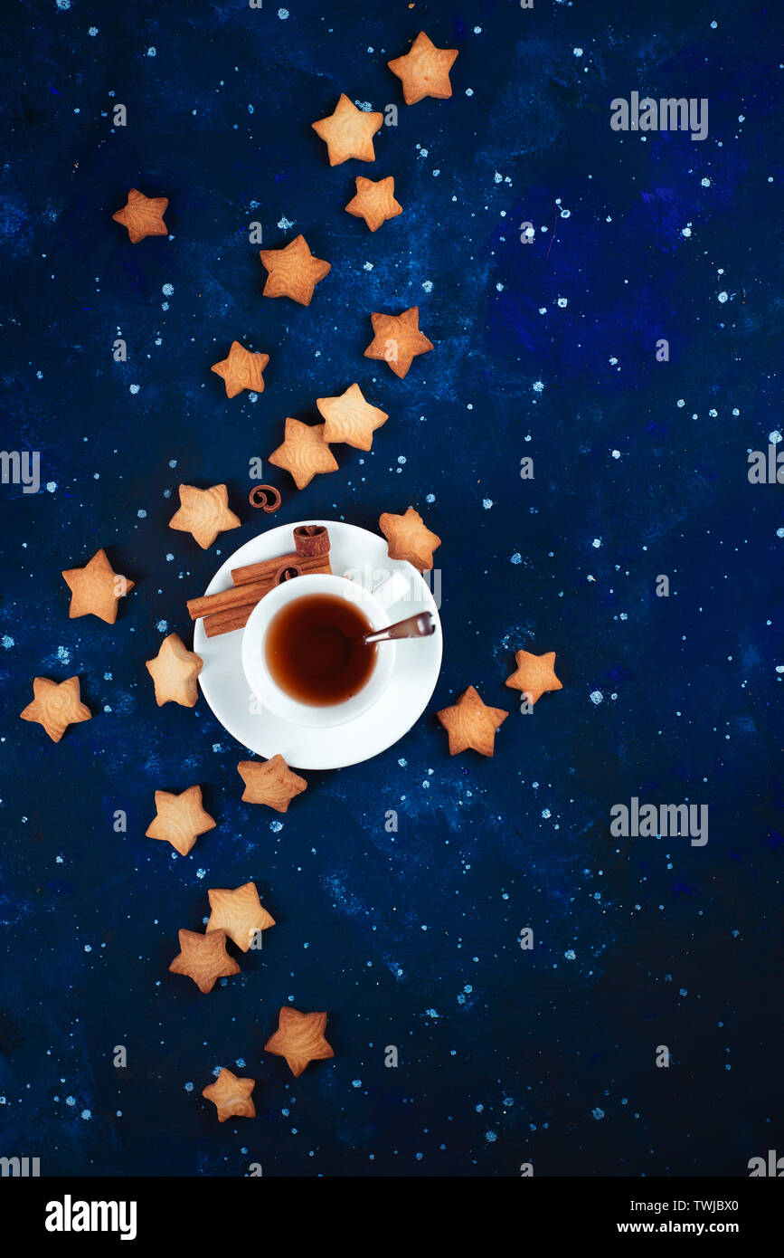 L'heure du thé avec des biscuits en forme d'étoile. Tasses en porcelaine blanche sur un fond de ciel étoilé. L'astronomie et de constellation avec copie espace télévision lay Banque D'Images