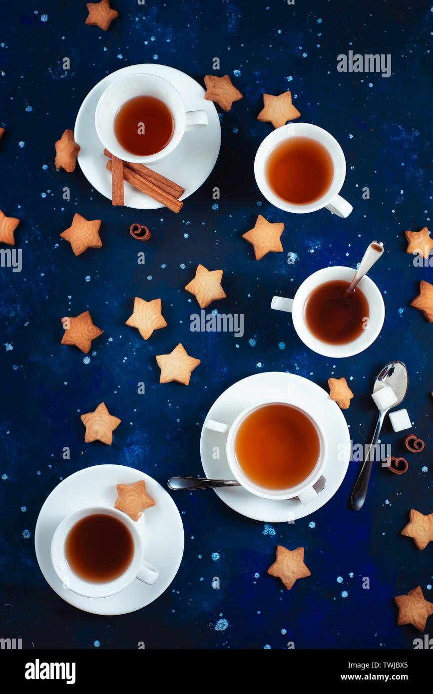 L'heure du thé avec des biscuits en forme d'étoile. Tasses en porcelaine blanche sur un fond de ciel étoilé. L'astronomie et de constellation avec copie espace télévision lay Banque D'Images