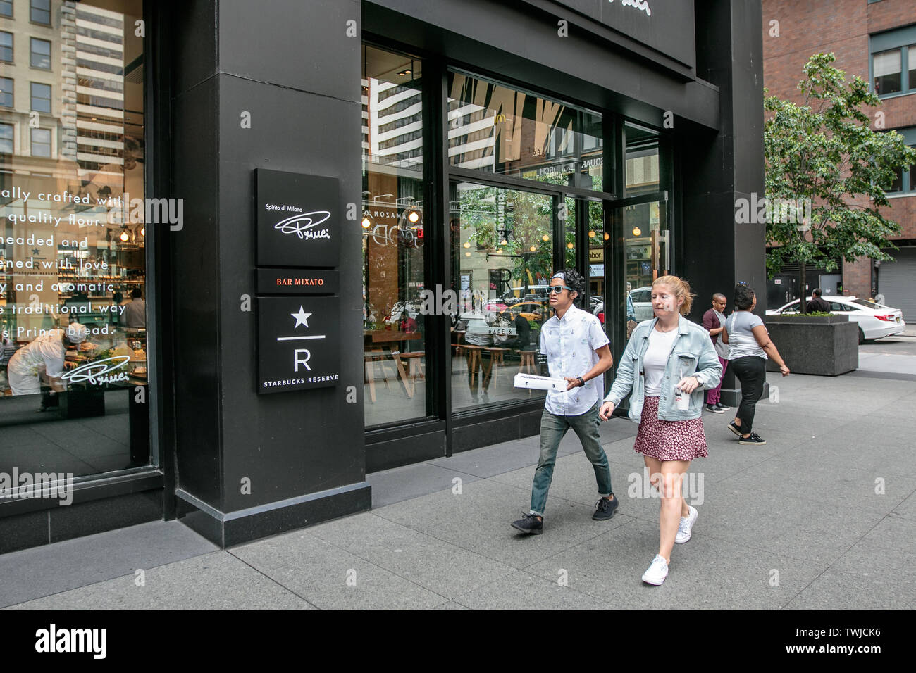 New York, 6/6/2019 : les gens à pied par une réserve de Starbucks coffee shop à Midtown Manhattan. Banque D'Images