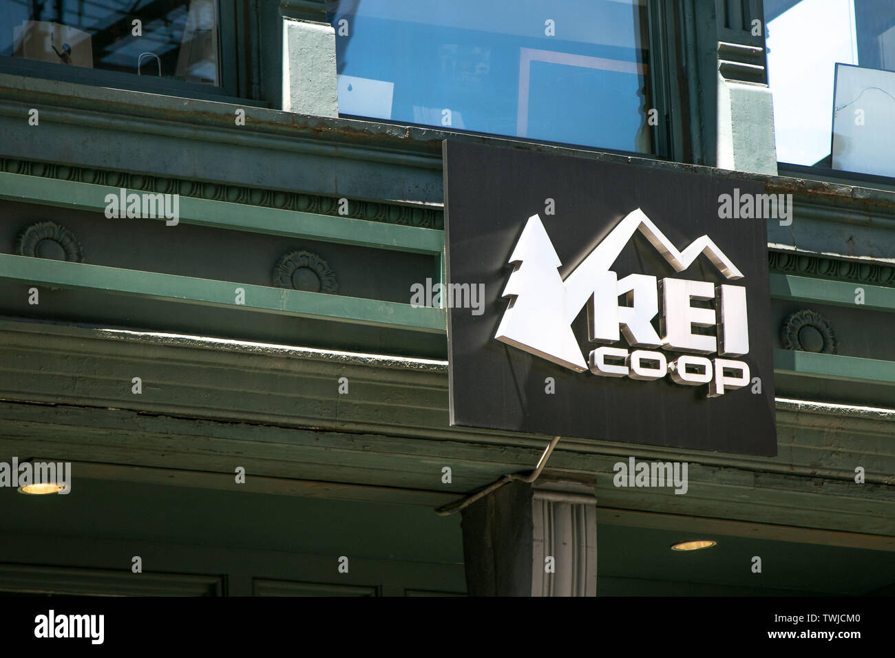 New York, 15/06/2019 - REI co-op est accroché au-dessus de l'entrée de leur magasin à SoHo. Banque D'Images