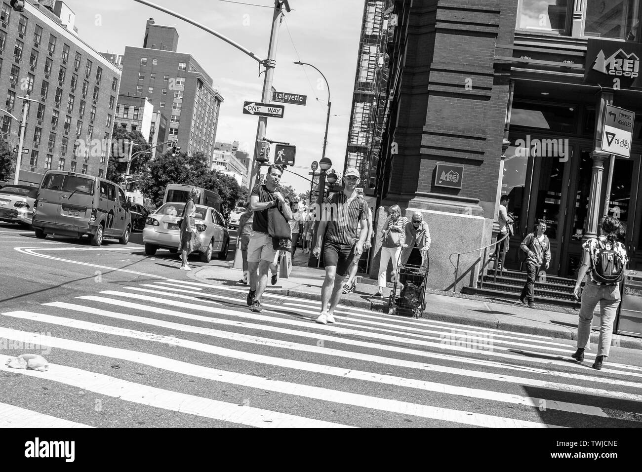 New York, 15/06/2019 : Les gens traversent la rue Lafayette où il répond à Houston street. Banque D'Images