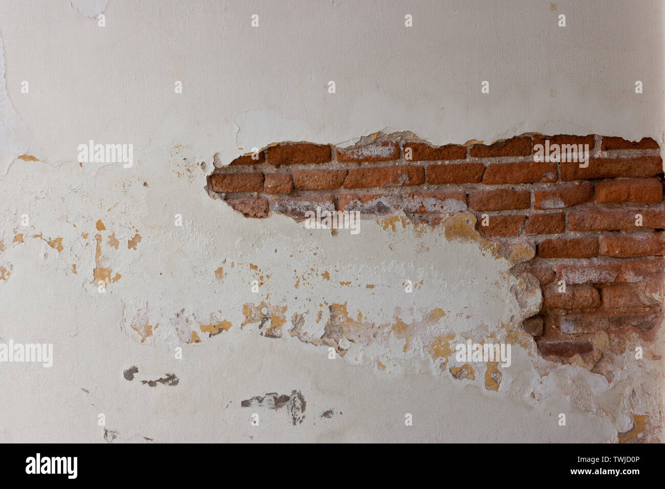 La texture du mur en briques anciennes. En détresse à la surface du mur peint.fond brique Banque D'Images