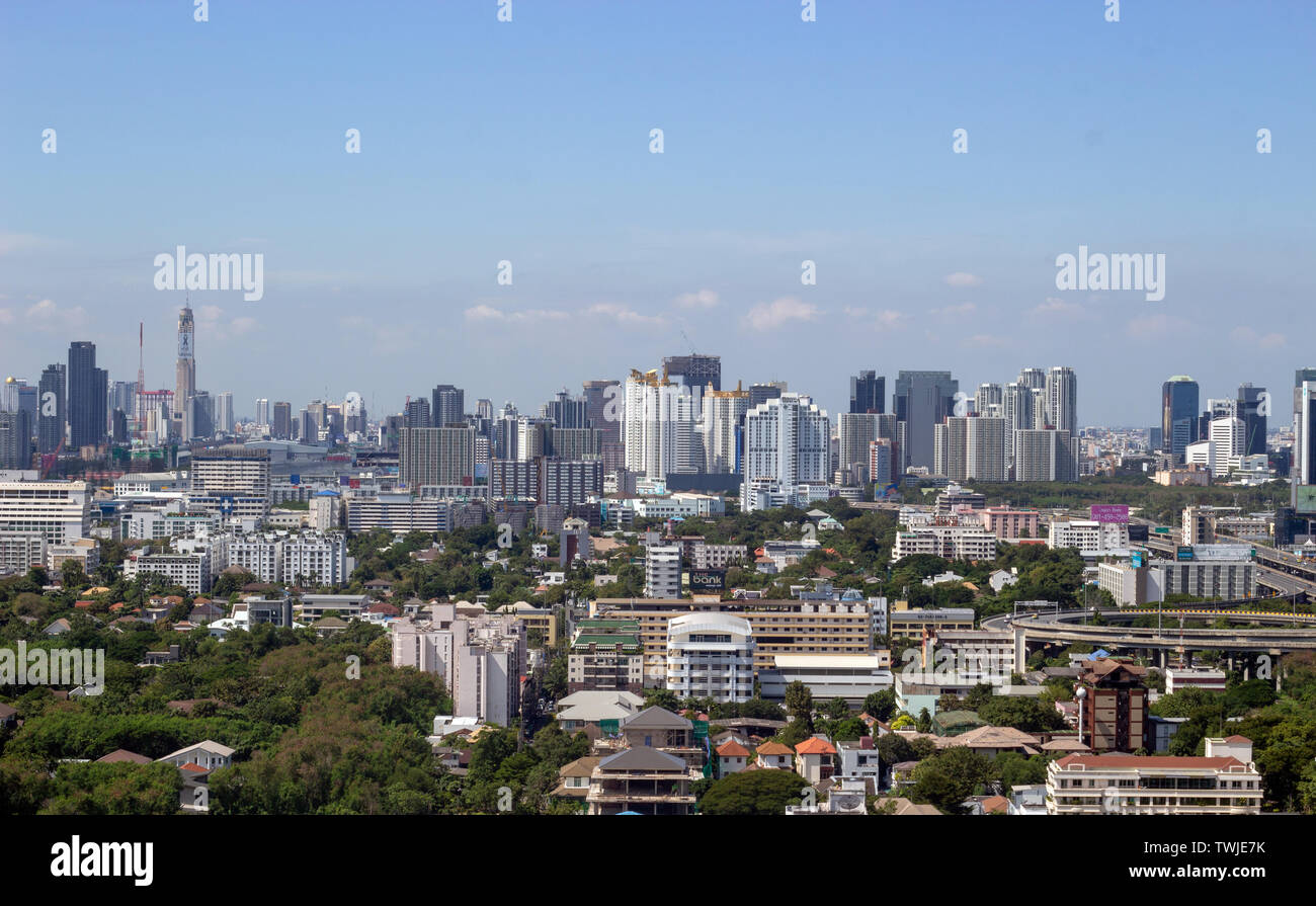 Vue panoramique du paysage de la ville de Bangkok de bâtiment élevé sur la lumière du jour. Bangkok est la capitale de la Thaïlande. Banque D'Images