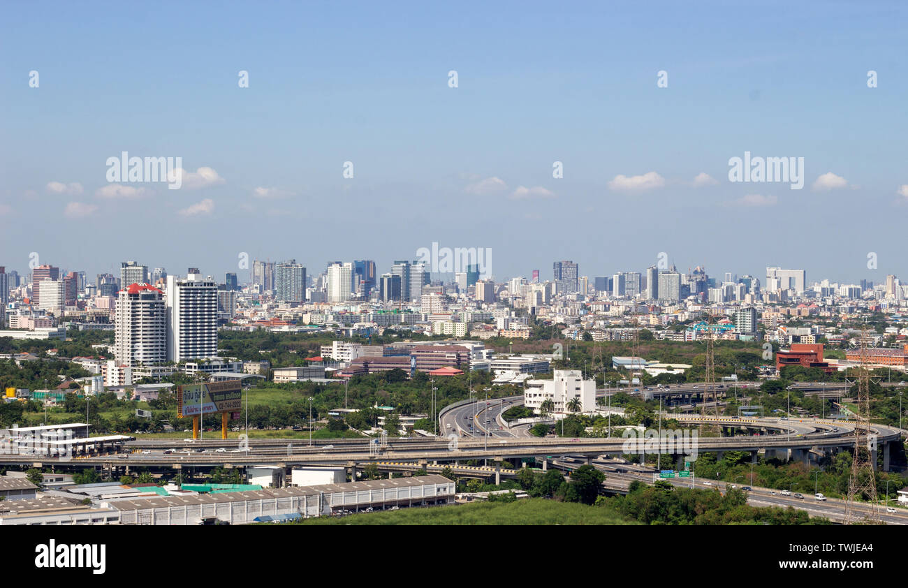 Vue panoramique du paysage de la ville de Bangkok de bâtiment élevé sur la lumière du jour. Bangkok est la capitale de la Thaïlande. Banque D'Images