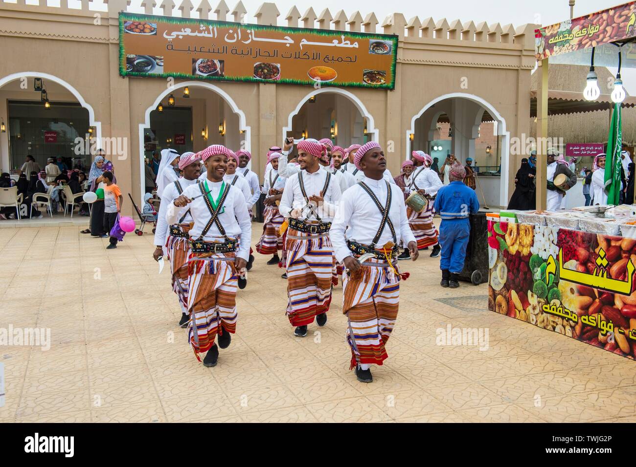 Les hommes habillés traditionnels à danser à l'Al Janadriyah Festival, Riad, Arabie Saoudite Banque D'Images