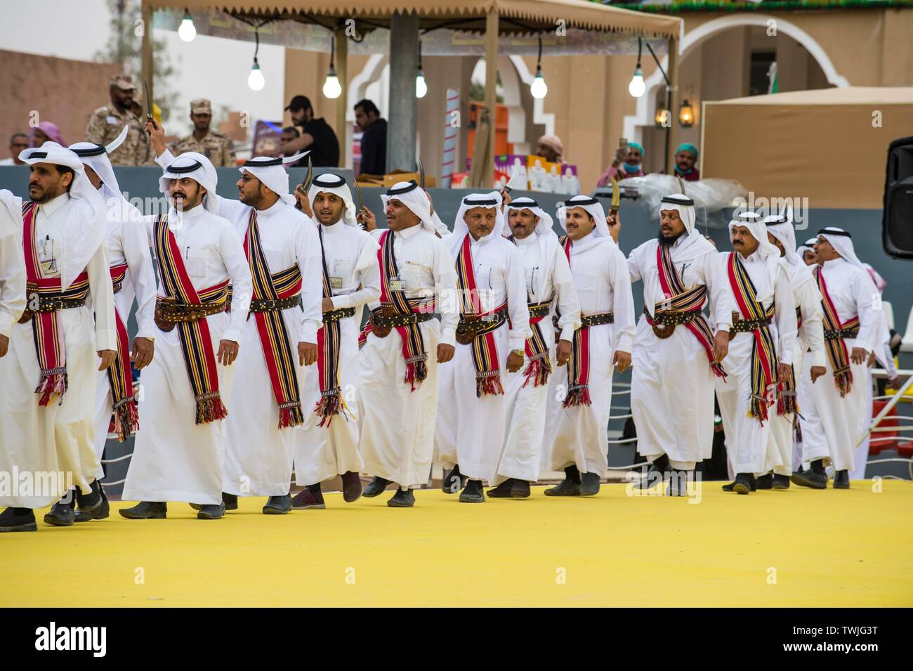 Les hommes habillés traditionnels à danser à l'Al Janadriyah Festival, Riad, Arabie Saoudite Banque D'Images