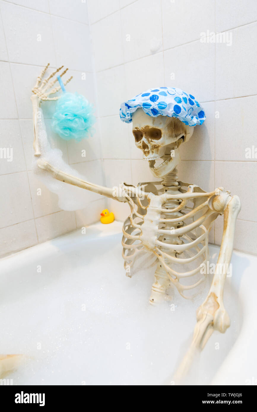 Skeleton in the bathtub Banque de photographies et d'images à haute  résolution - Alamy