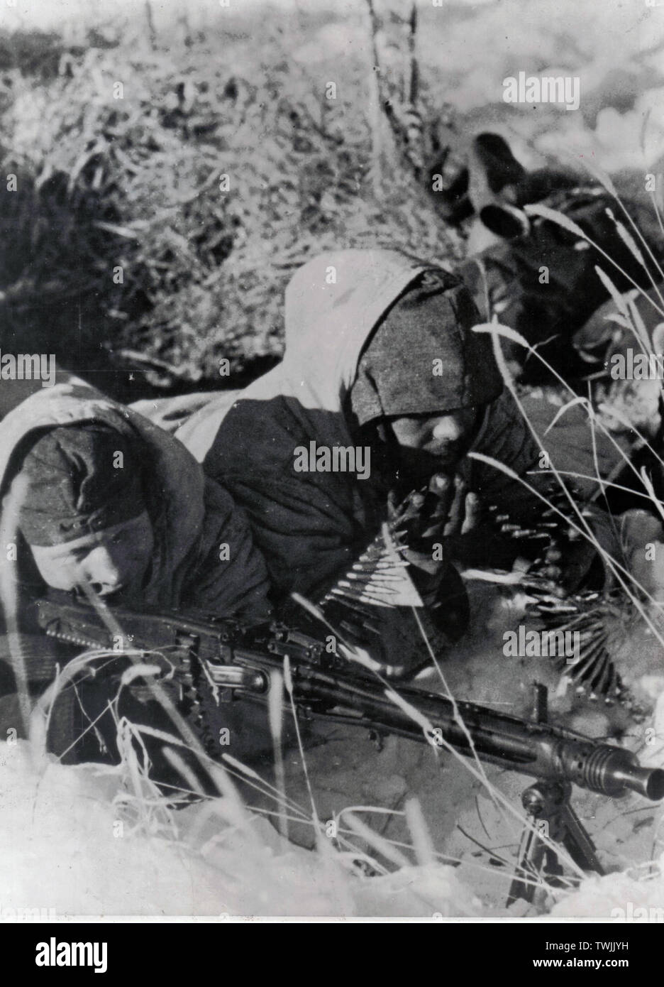 Les soldats allemands en hiver Parkas fire une MG42 sur le front de l'Est 1944 Banque D'Images