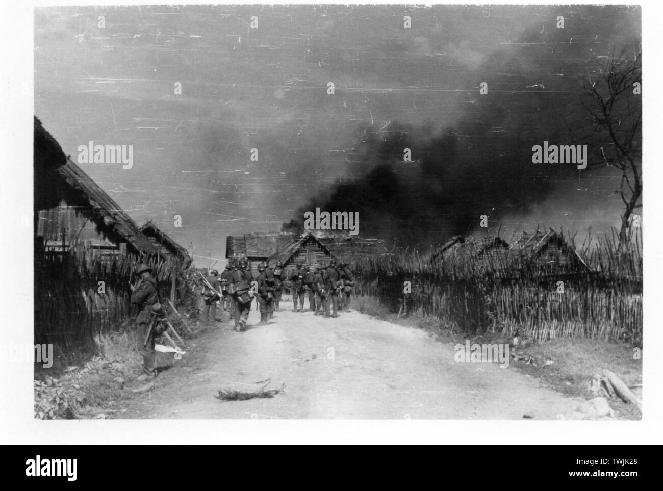 Les soldats allemands occupent une ville en feu en Russie 1941 Banque D'Images