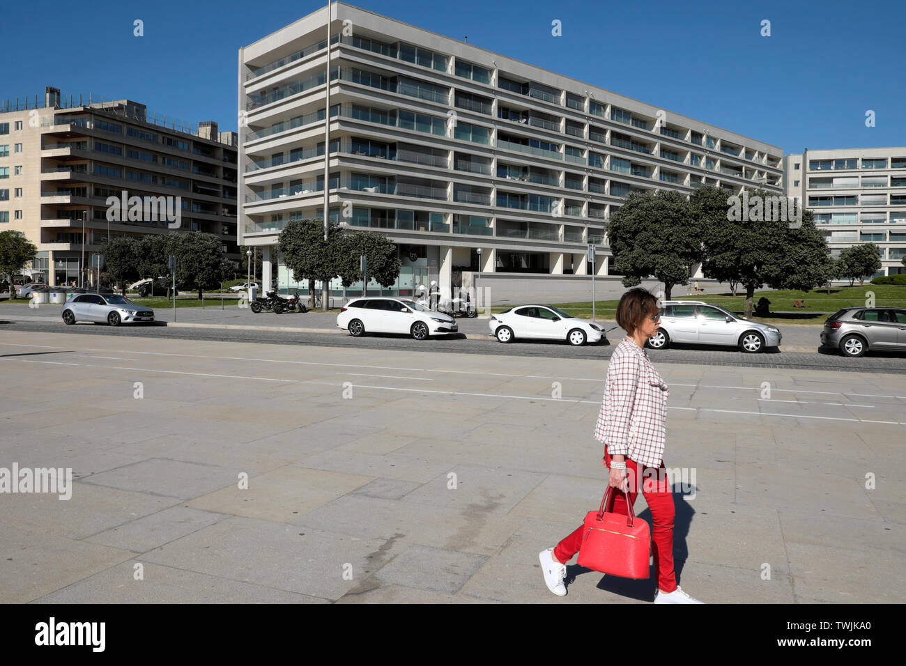 Femme vêtue de pantalons rouges et d'immeubles modernes dans le quartier portugais de Matosinhos au nord de Porto, Portugal Europe, eu KATHY DEWITT Banque D'Images