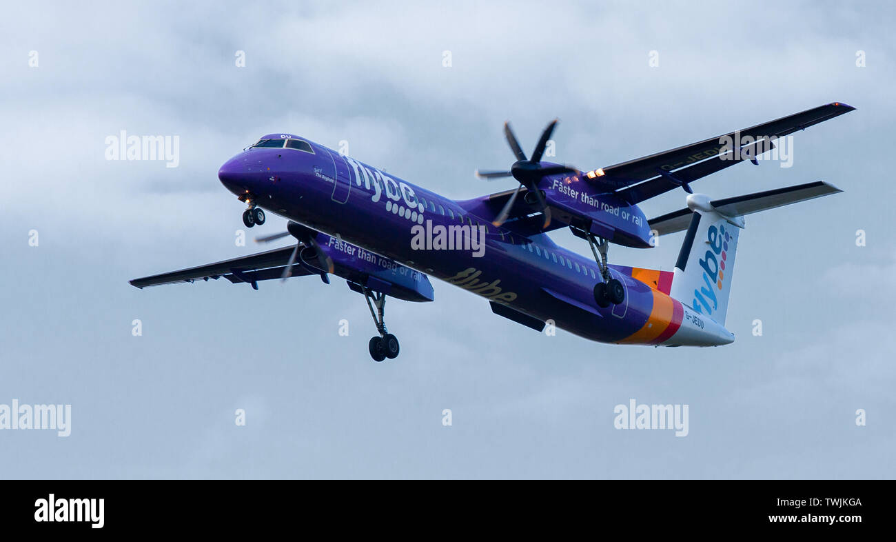 Flybe de-Haviland Canada DHC 8 Dash 8 G-FRRD en approche finale à l'aéroport de Londres Heathrow LHR Banque D'Images