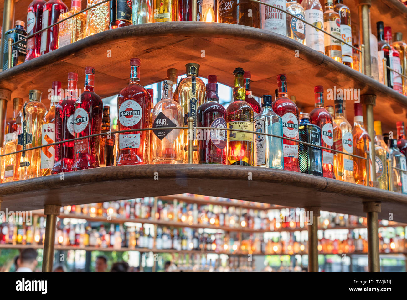 Paris, France - 15 Avril 2019 : Grande collection de bouteilles d'alcool sur des étagères dans la Felicita Bar-Restaurant dans le 13e arrondissement de Paris Banque D'Images