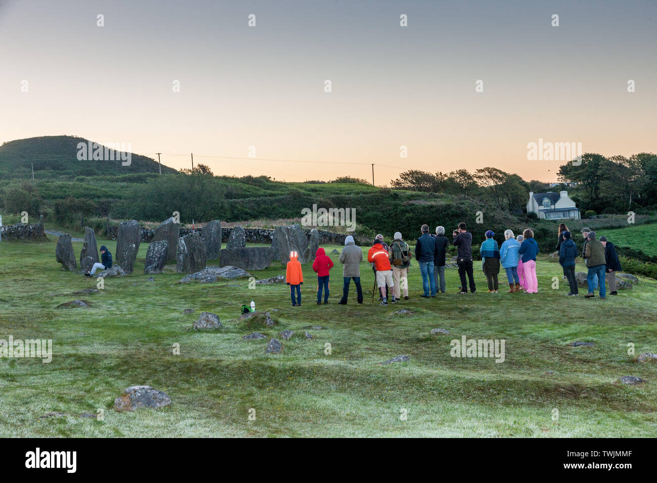 , Drombeg Glandore, Cork, Irlande. 21 juin. 2019. Un groupe d'attente avant l'aube pour observer le lever du soleil au solstice d'été à l'extérieur du cercle de pierres de Drombeg Glandore, comté de Cork, Irlande- Photo David Creedon Crédit : David Creedon/Alamy Live News Banque D'Images