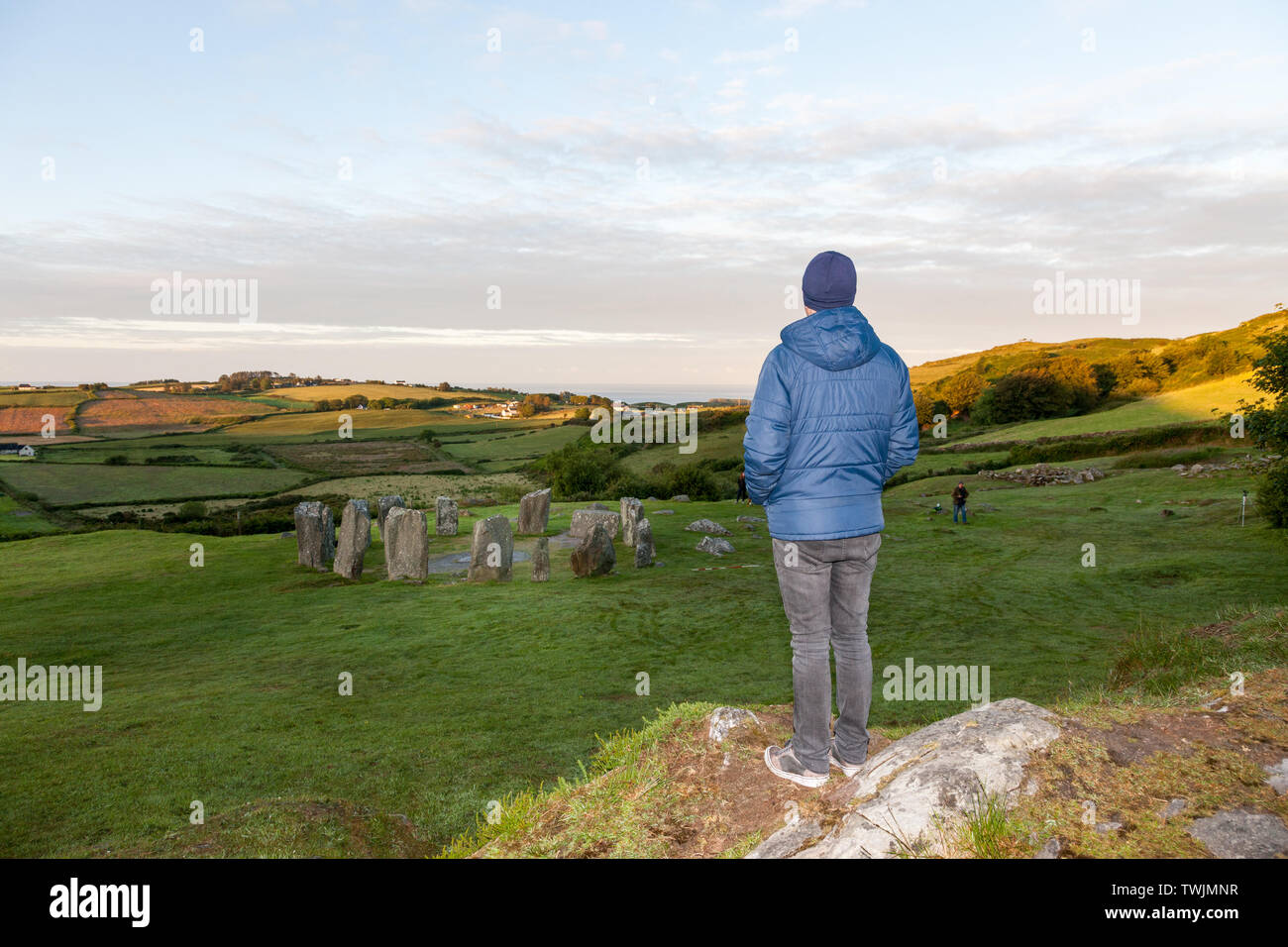 , Drombeg Glandore, Cork, Irlande. 21 juin. 2019. Mike Crowley de porches en attendant le lever du soleil au solstice d'été à l'extérieur du cercle de pierres de Drombeg Glandore, comté de Cork, Irlande- Photo David Creedon Crédit : David Creedon/Alamy Live News Banque D'Images